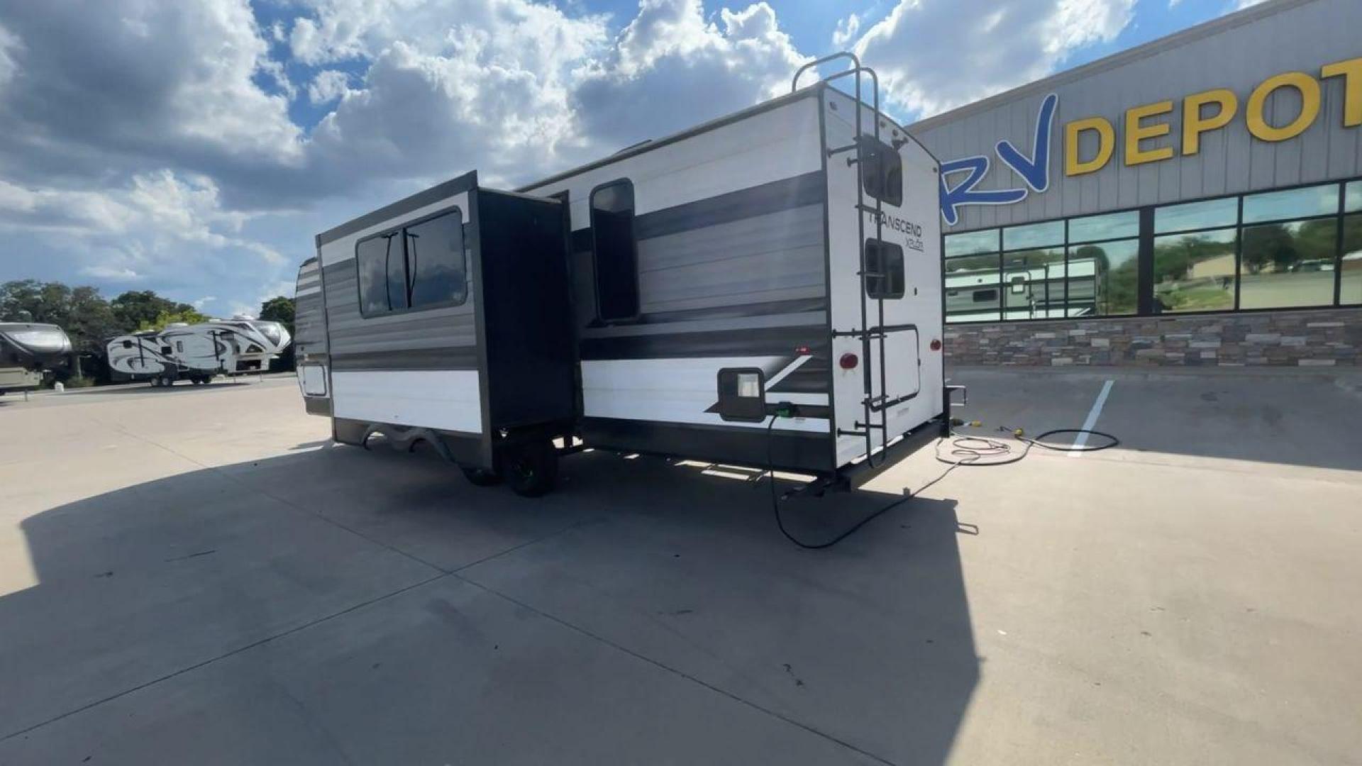 2022 GRAND DESIGN TRANSCEND 265BH (573TT3324ND) , Length: 32.75 ft. | Dry Weight: 6,327 lbs. | Gross Weight: 7,995 lbs. | Slides: 1 transmission, located at 4319 N Main St, Cleburne, TX, 76033, (817) 678-5133, 32.385960, -97.391212 - Photo#7