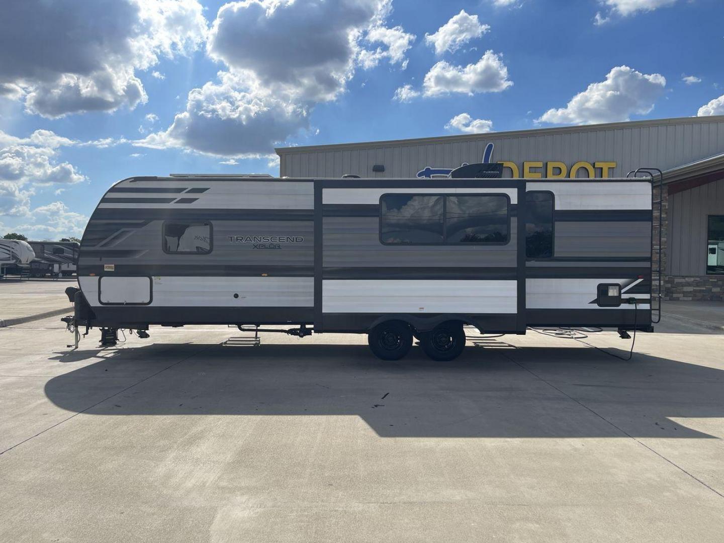 2022 GRAND DESIGN TRANSCEND 265BH (573TT3324ND) , Length: 32.75 ft. | Dry Weight: 6,327 lbs. | Gross Weight: 7,995 lbs. | Slides: 1 transmission, located at 4319 N Main St, Cleburne, TX, 76033, (817) 678-5133, 32.385960, -97.391212 - Photo#24