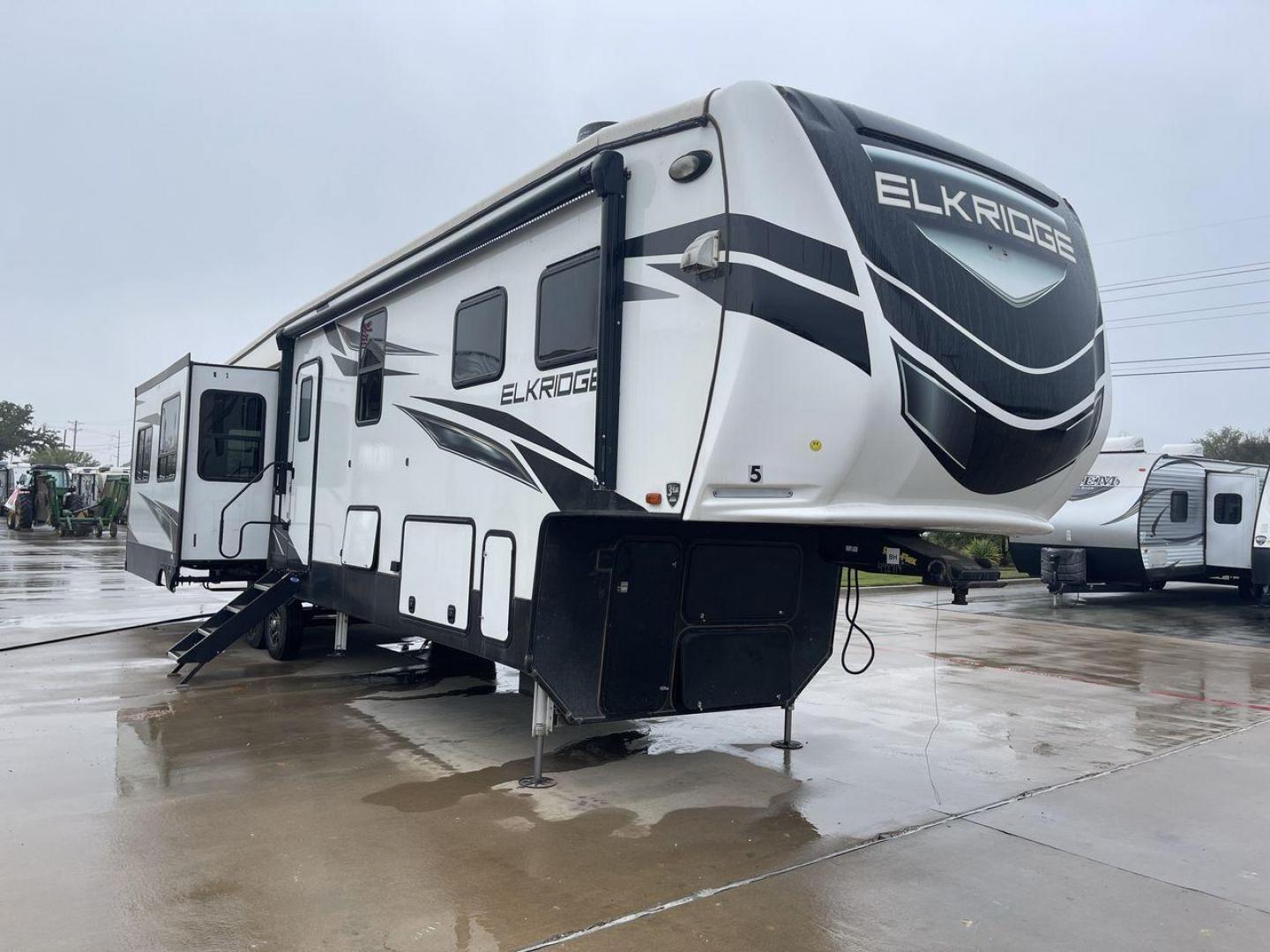 2022 HEARTLAND ELKRIDGE 38MB (5SFRG4326NE) , Length: 42.5 ft. | Dry Weight: 13,210 lbs. | Gross Weight: 16,000 lbs. | Slides: 4 transmission, located at 4319 N Main St, Cleburne, TX, 76033, (817) 678-5133, 32.385960, -97.391212 - Photo#22