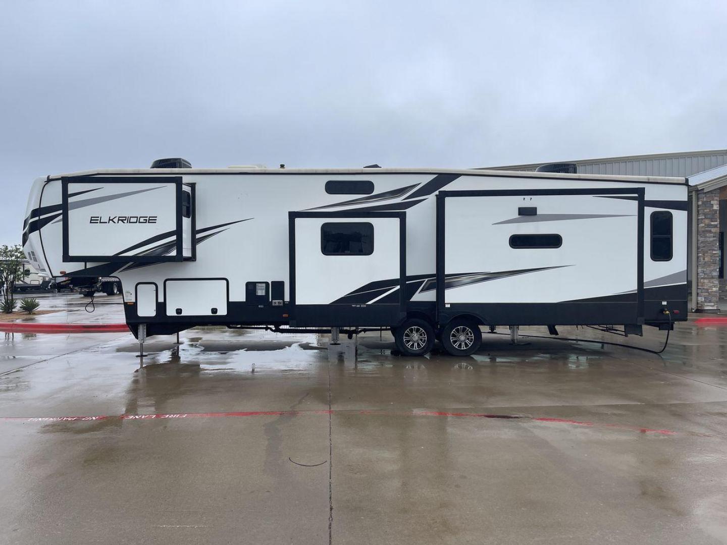 2022 HEARTLAND ELKRIDGE 38MB (5SFRG4326NE) , Length: 42.5 ft. | Dry Weight: 13,210 lbs. | Gross Weight: 16,000 lbs. | Slides: 4 transmission, located at 4319 N Main St, Cleburne, TX, 76033, (817) 678-5133, 32.385960, -97.391212 - Photo#23