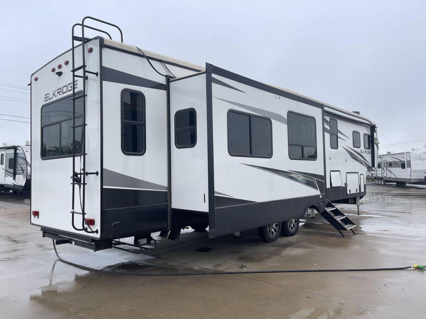 2022 HEARTLAND ELKRIDGE 38MB (5SFRG4326NE) , Length: 42.5 ft. | Dry Weight: 13,210 lbs. | Gross Weight: 16,000 lbs. | Slides: 4 transmission, located at 4319 N Main St, Cleburne, TX, 76033, (817) 678-5133, 32.385960, -97.391212 - Photo#24