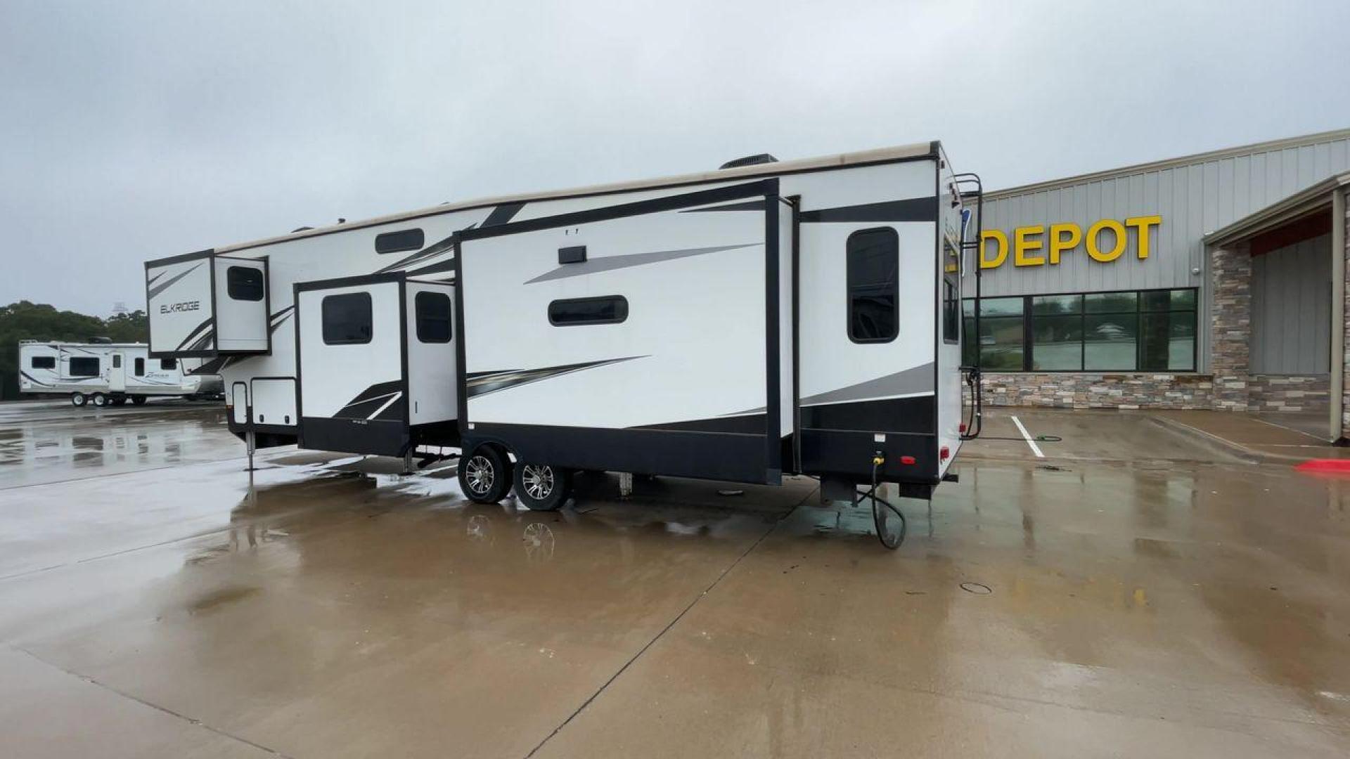 2022 HEARTLAND ELKRIDGE 38MB (5SFRG4326NE) , Length: 42.5 ft. | Dry Weight: 13,210 lbs. | Gross Weight: 16,000 lbs. | Slides: 4 transmission, located at 4319 N Main St, Cleburne, TX, 76033, (817) 678-5133, 32.385960, -97.391212 - Photo#7