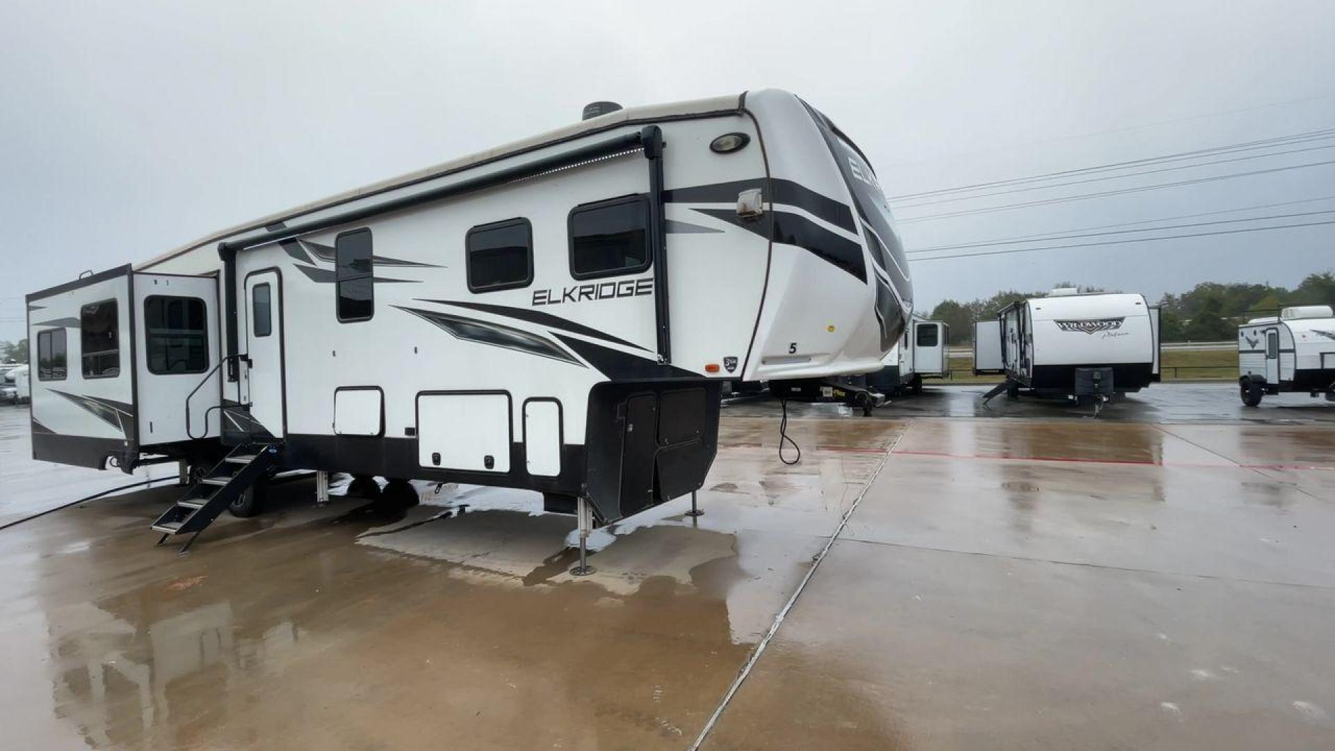 2022 HEARTLAND ELKRIDGE 38MB (5SFRG4326NE) , Length: 42.5 ft. | Dry Weight: 13,210 lbs. | Gross Weight: 16,000 lbs. | Slides: 4 transmission, located at 4319 N Main St, Cleburne, TX, 76033, (817) 678-5133, 32.385960, -97.391212 - Photo#3