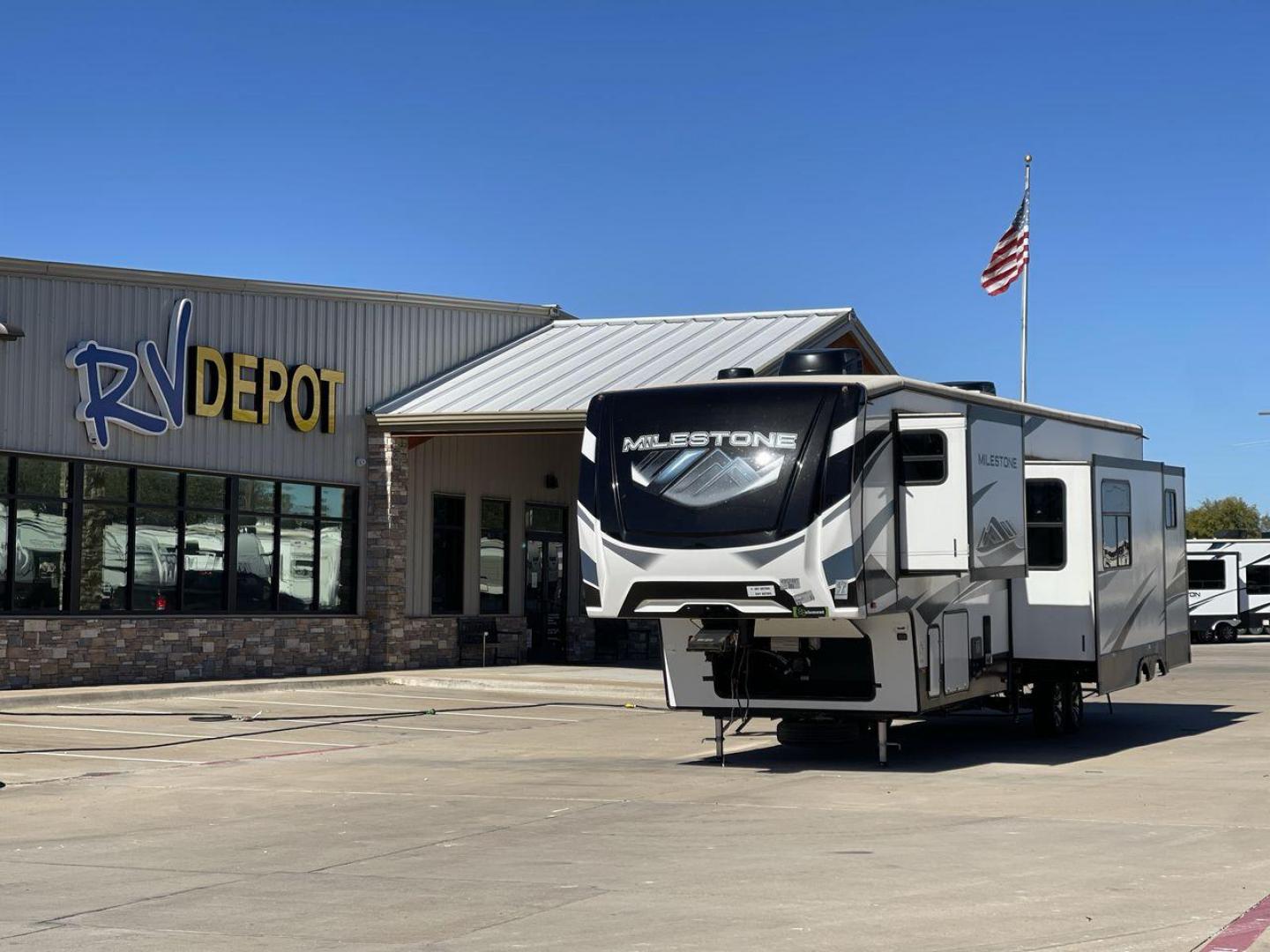 2022 HEARTLAND MILESTONE 386BH (5SFMG432XNE) , Length: 43.6 ft. | Dry Weight: 12,995 lbs. | Gross Weight: 15,500 lbs. | Slides: 4 transmission, located at 4319 N Main St, Cleburne, TX, 76033, (817) 678-5133, 32.385960, -97.391212 - Photo#0