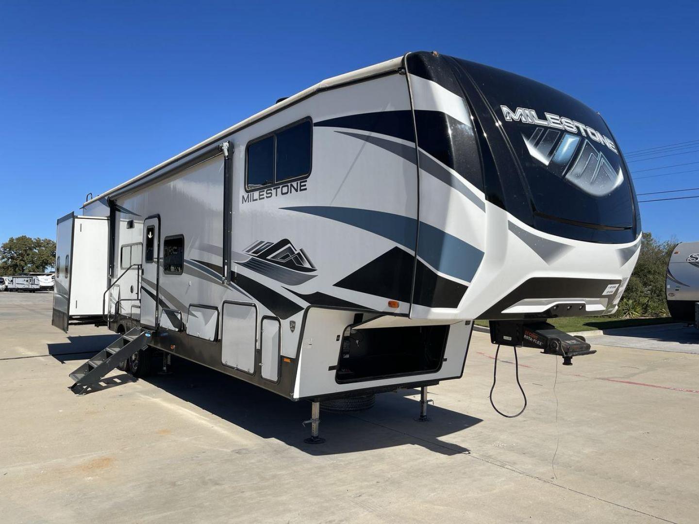 2022 HEARTLAND MILESTONE 386BH (5SFMG432XNE) , Length: 43.6 ft. | Dry Weight: 12,995 lbs. | Gross Weight: 15,500 lbs. | Slides: 4 transmission, located at 4319 N Main St, Cleburne, TX, 76033, (817) 678-5133, 32.385960, -97.391212 - Photo#22