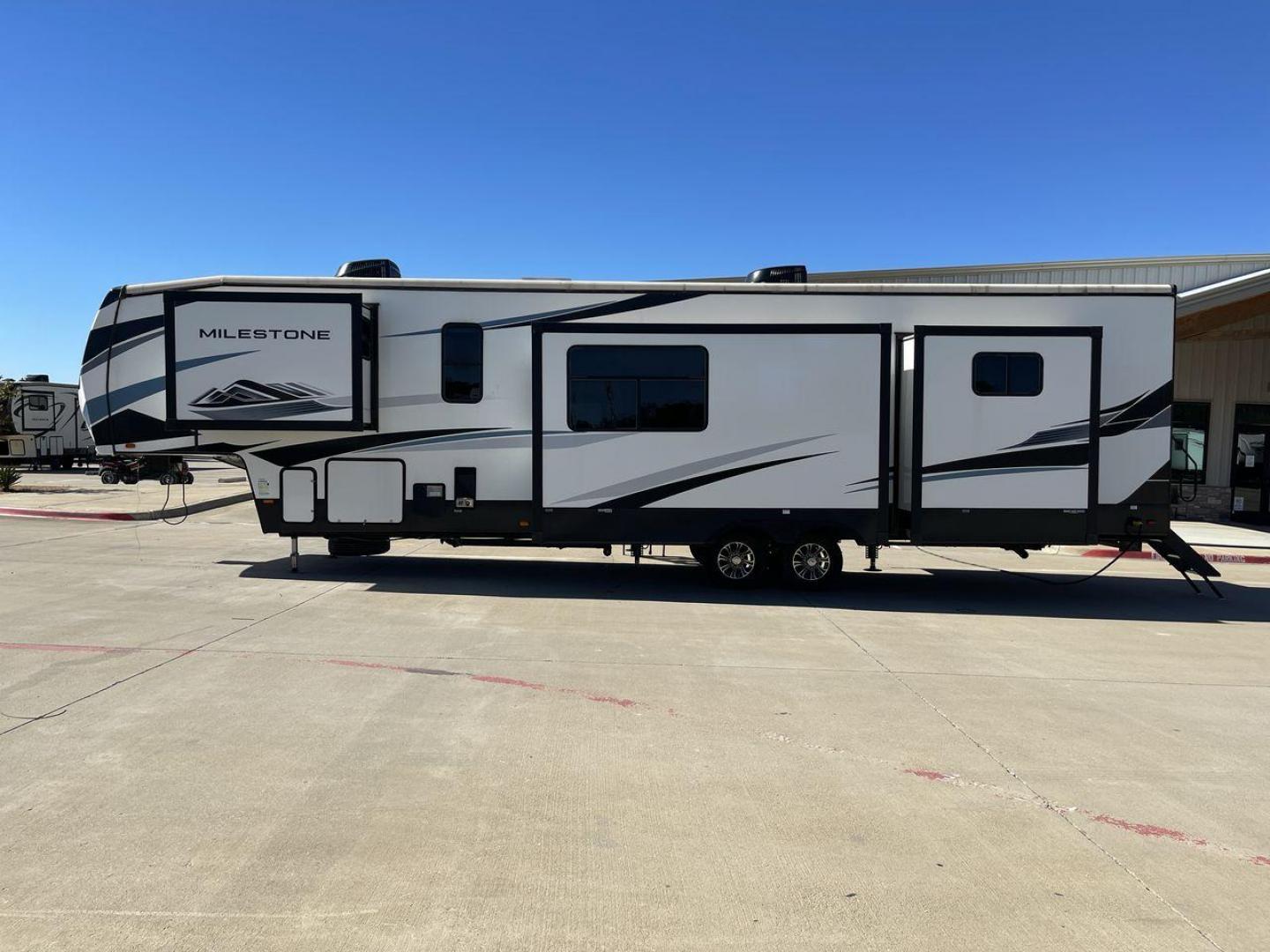 2022 HEARTLAND MILESTONE 386BH (5SFMG432XNE) , Length: 43.6 ft. | Dry Weight: 12,995 lbs. | Gross Weight: 15,500 lbs. | Slides: 4 transmission, located at 4319 N Main St, Cleburne, TX, 76033, (817) 678-5133, 32.385960, -97.391212 - Photo#23