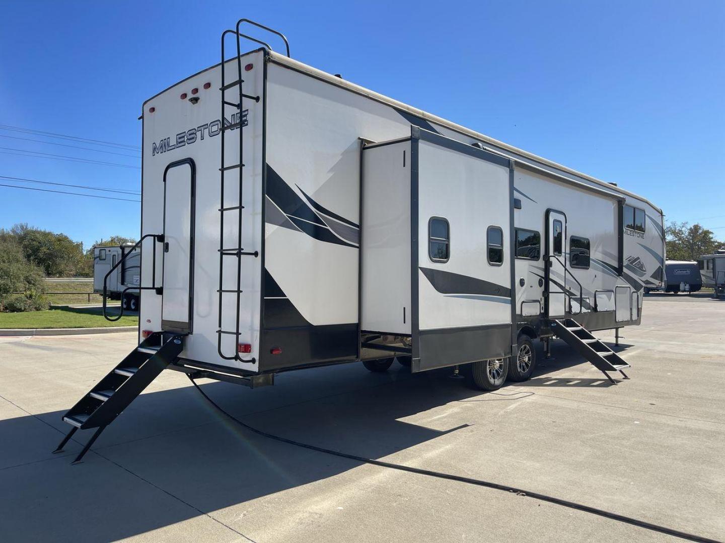 2022 HEARTLAND MILESTONE 386BH (5SFMG432XNE) , Length: 43.6 ft. | Dry Weight: 12,995 lbs. | Gross Weight: 15,500 lbs. | Slides: 4 transmission, located at 4319 N Main St, Cleburne, TX, 76033, (817) 678-5133, 32.385960, -97.391212 - Photo#24