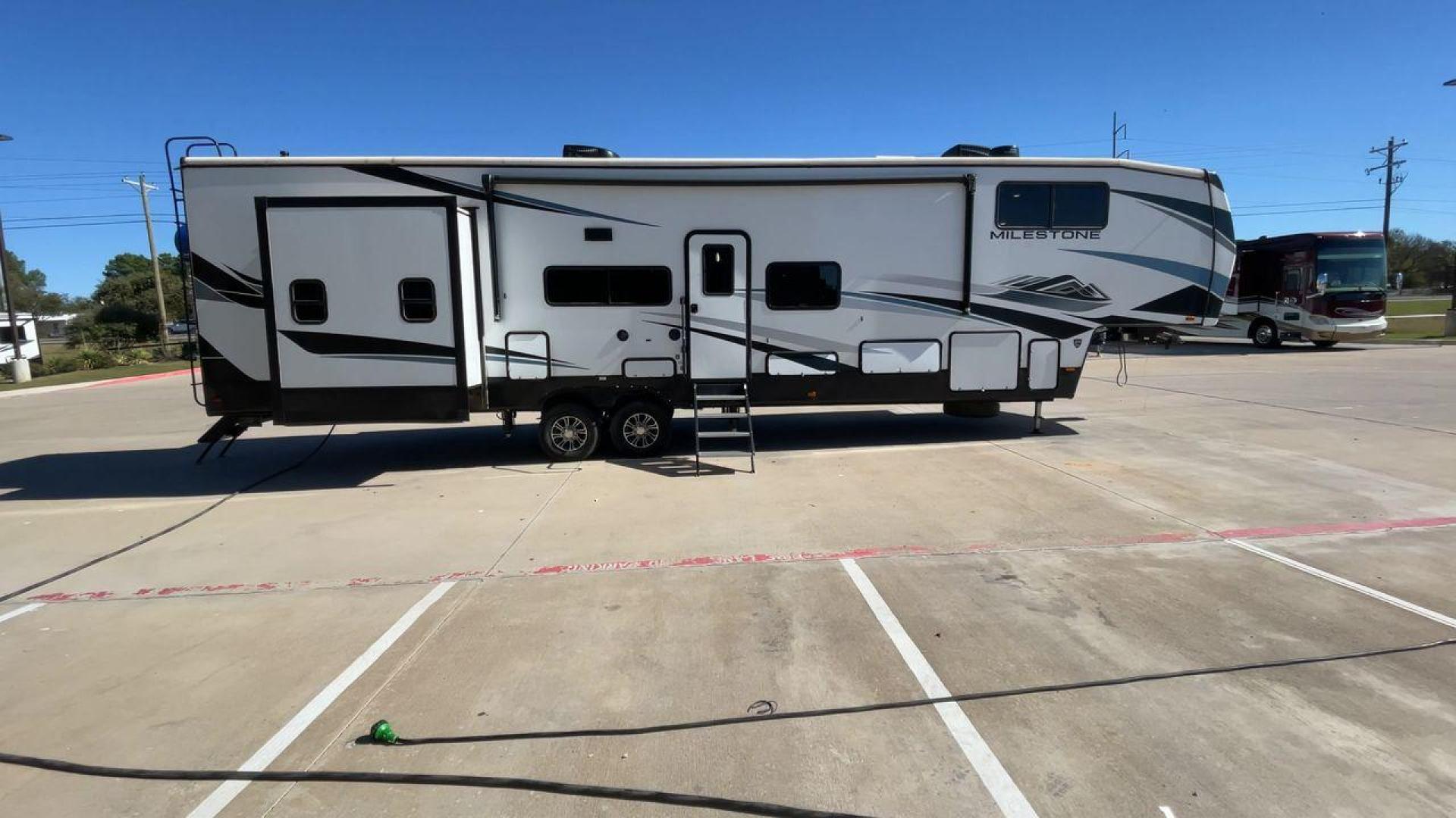 2022 HEARTLAND MILESTONE 386BH (5SFMG432XNE) , Length: 43.6 ft. | Dry Weight: 12,995 lbs. | Gross Weight: 15,500 lbs. | Slides: 4 transmission, located at 4319 N Main St, Cleburne, TX, 76033, (817) 678-5133, 32.385960, -97.391212 - Photo#2