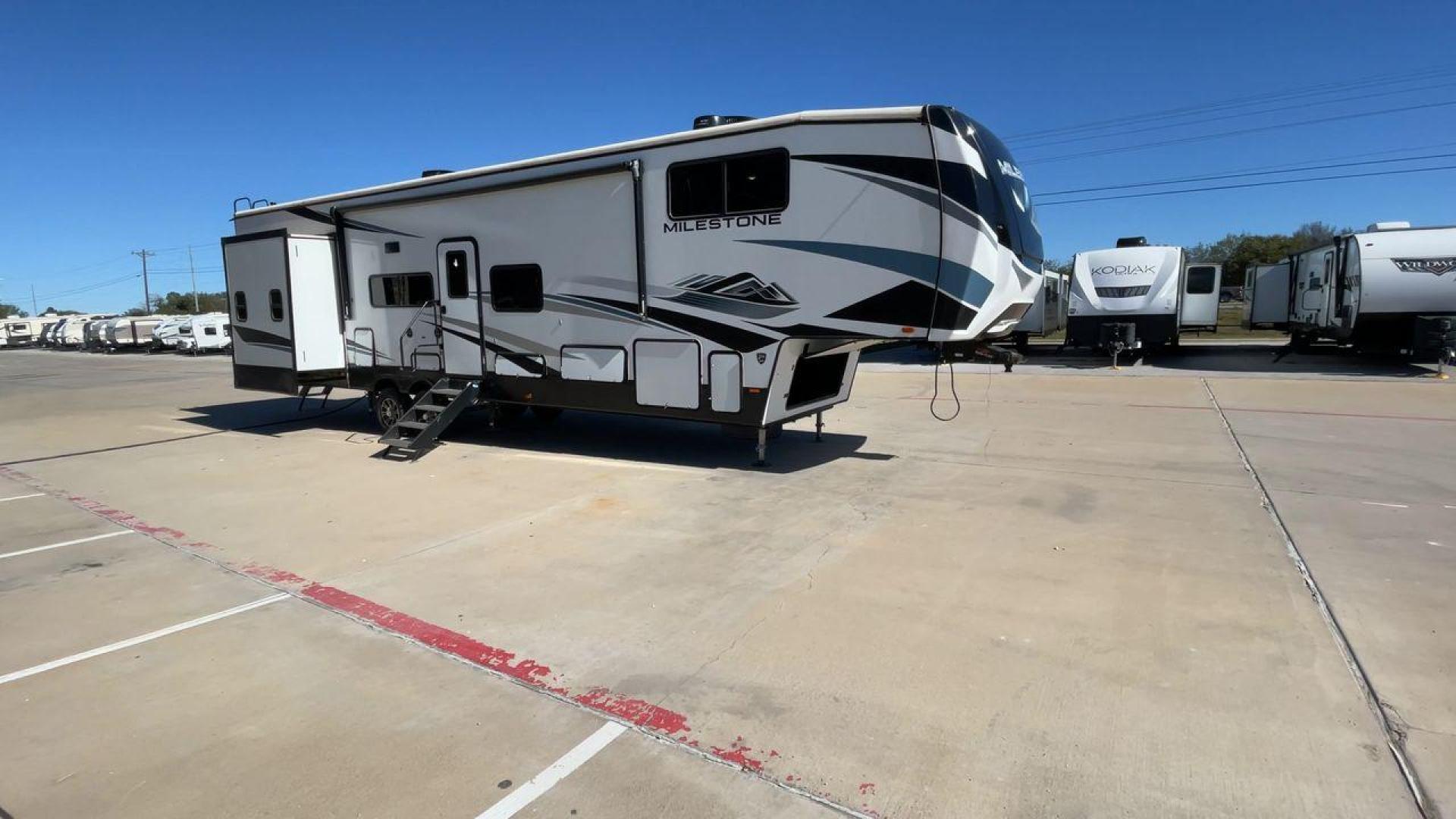 2022 HEARTLAND MILESTONE 386BH (5SFMG432XNE) , Length: 43.6 ft. | Dry Weight: 12,995 lbs. | Gross Weight: 15,500 lbs. | Slides: 4 transmission, located at 4319 N Main St, Cleburne, TX, 76033, (817) 678-5133, 32.385960, -97.391212 - Photo#3