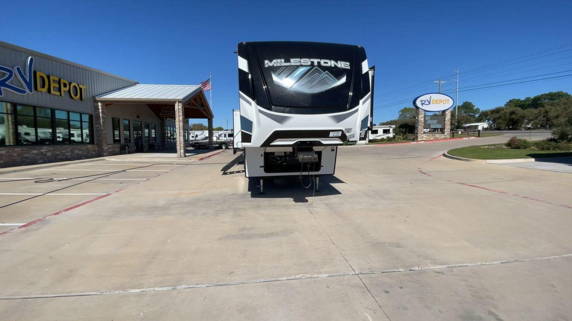 2022 HEARTLAND MILESTONE 386BH (5SFMG432XNE) , Length: 43.6 ft. | Dry Weight: 12,995 lbs. | Gross Weight: 15,500 lbs. | Slides: 4 transmission, located at 4319 N Main St, Cleburne, TX, 76033, (817) 678-5133, 32.385960, -97.391212 - Photo#4