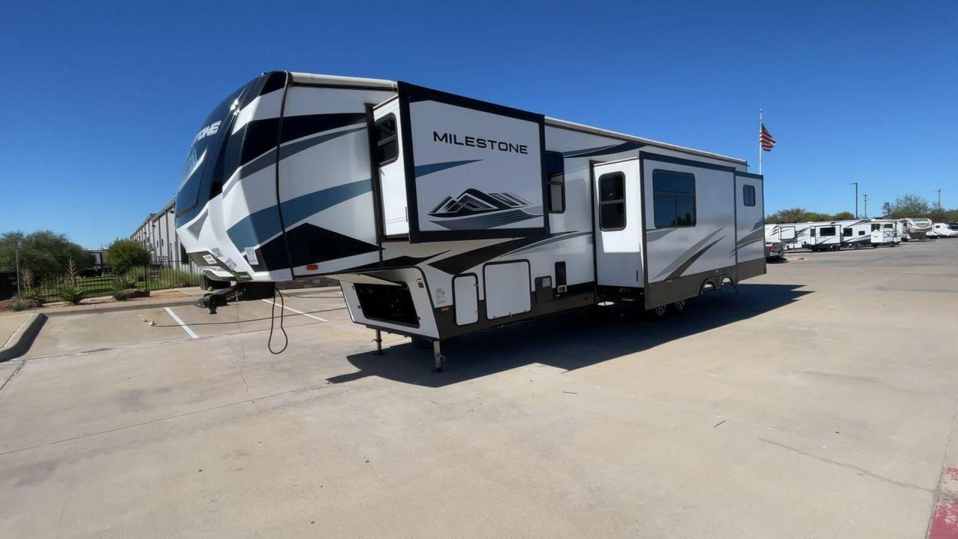 2022 HEARTLAND MILESTONE 386BH (5SFMG432XNE) , Length: 43.6 ft. | Dry Weight: 12,995 lbs. | Gross Weight: 15,500 lbs. | Slides: 4 transmission, located at 4319 N Main St, Cleburne, TX, 76033, (817) 678-5133, 32.385960, -97.391212 - Photo#5