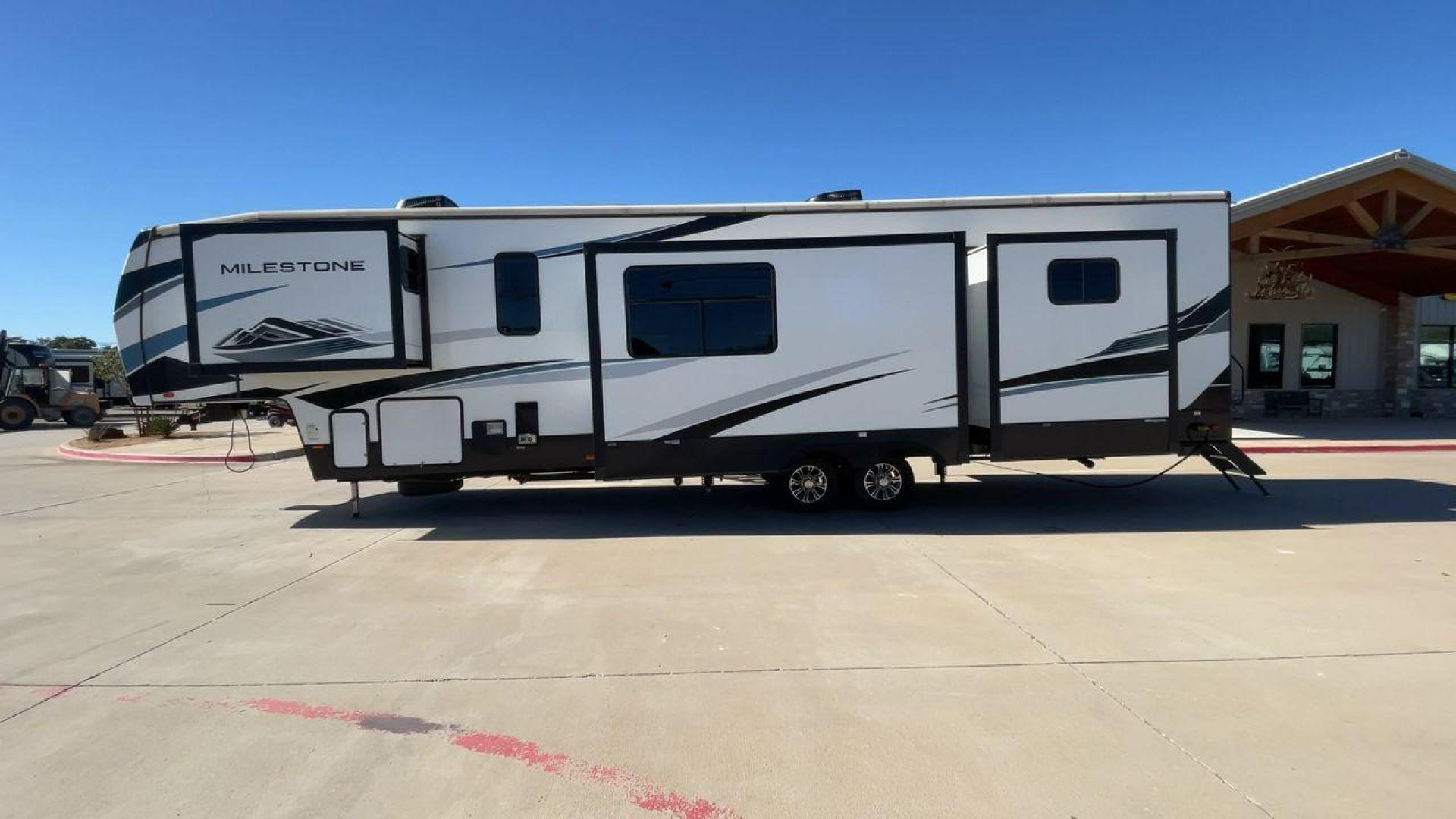 2022 HEARTLAND MILESTONE 386BH (5SFMG432XNE) , Length: 43.6 ft. | Dry Weight: 12,995 lbs. | Gross Weight: 15,500 lbs. | Slides: 4 transmission, located at 4319 N Main St, Cleburne, TX, 76033, (817) 678-5133, 32.385960, -97.391212 - Photo#6