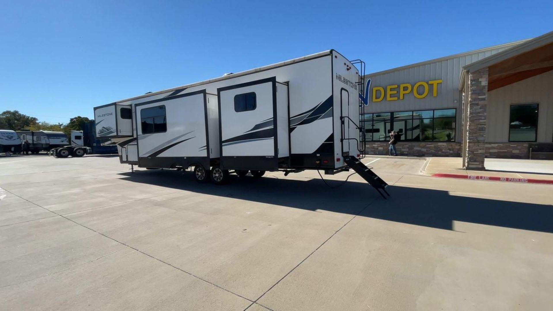 2022 HEARTLAND MILESTONE 386BH (5SFMG432XNE) , Length: 43.6 ft. | Dry Weight: 12,995 lbs. | Gross Weight: 15,500 lbs. | Slides: 4 transmission, located at 4319 N Main St, Cleburne, TX, 76033, (817) 678-5133, 32.385960, -97.391212 - Photo#7