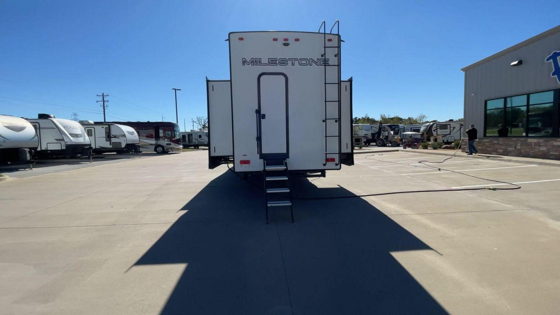 2022 HEARTLAND MILESTONE 386BH (5SFMG432XNE) , Length: 43.6 ft. | Dry Weight: 12,995 lbs. | Gross Weight: 15,500 lbs. | Slides: 4 transmission, located at 4319 N Main St, Cleburne, TX, 76033, (817) 678-5133, 32.385960, -97.391212 - Photo#8