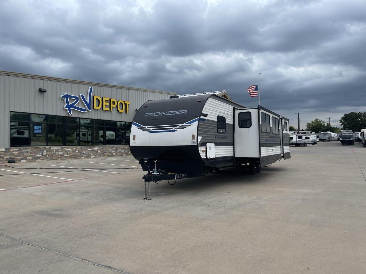 2022 HEARTLAND PIONEER BH335 (5SFPB3725NE) , located at 4319 N Main St, Cleburne, TX, 76033, (817) 678-5133, 32.385960, -97.391212 - Photo#0