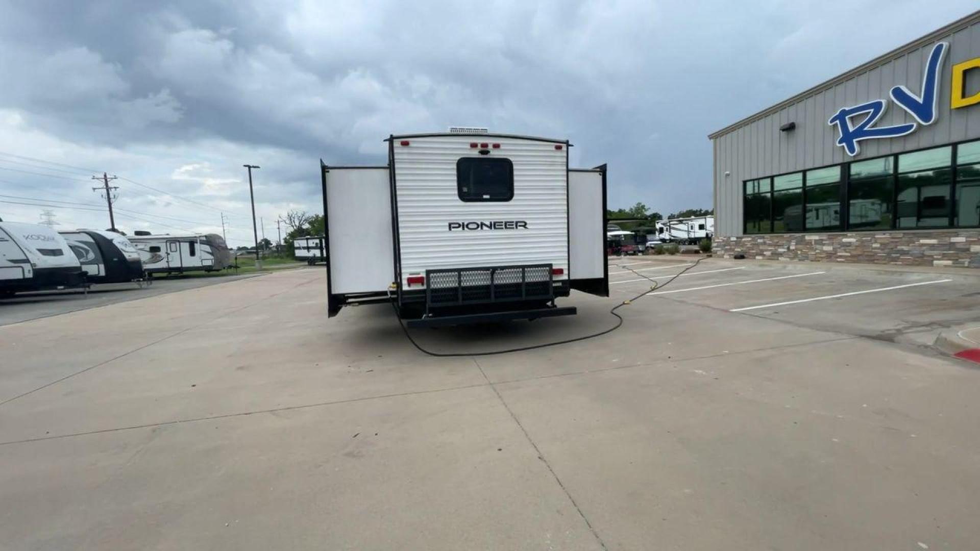 2022 HEARTLAND PIONEER BH335 (5SFPB3725NE) , located at 4319 N Main St, Cleburne, TX, 76033, (817) 678-5133, 32.385960, -97.391212 - Photo#8