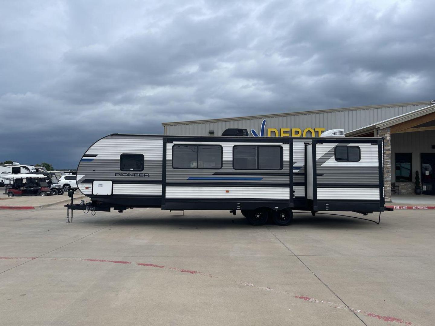 2022 HEARTLAND PIONEER BH335 (5SFPB3725NE) , located at 4319 N Main St, Cleburne, TX, 76033, (817) 678-5133, 32.385960, -97.391212 - Photo#24