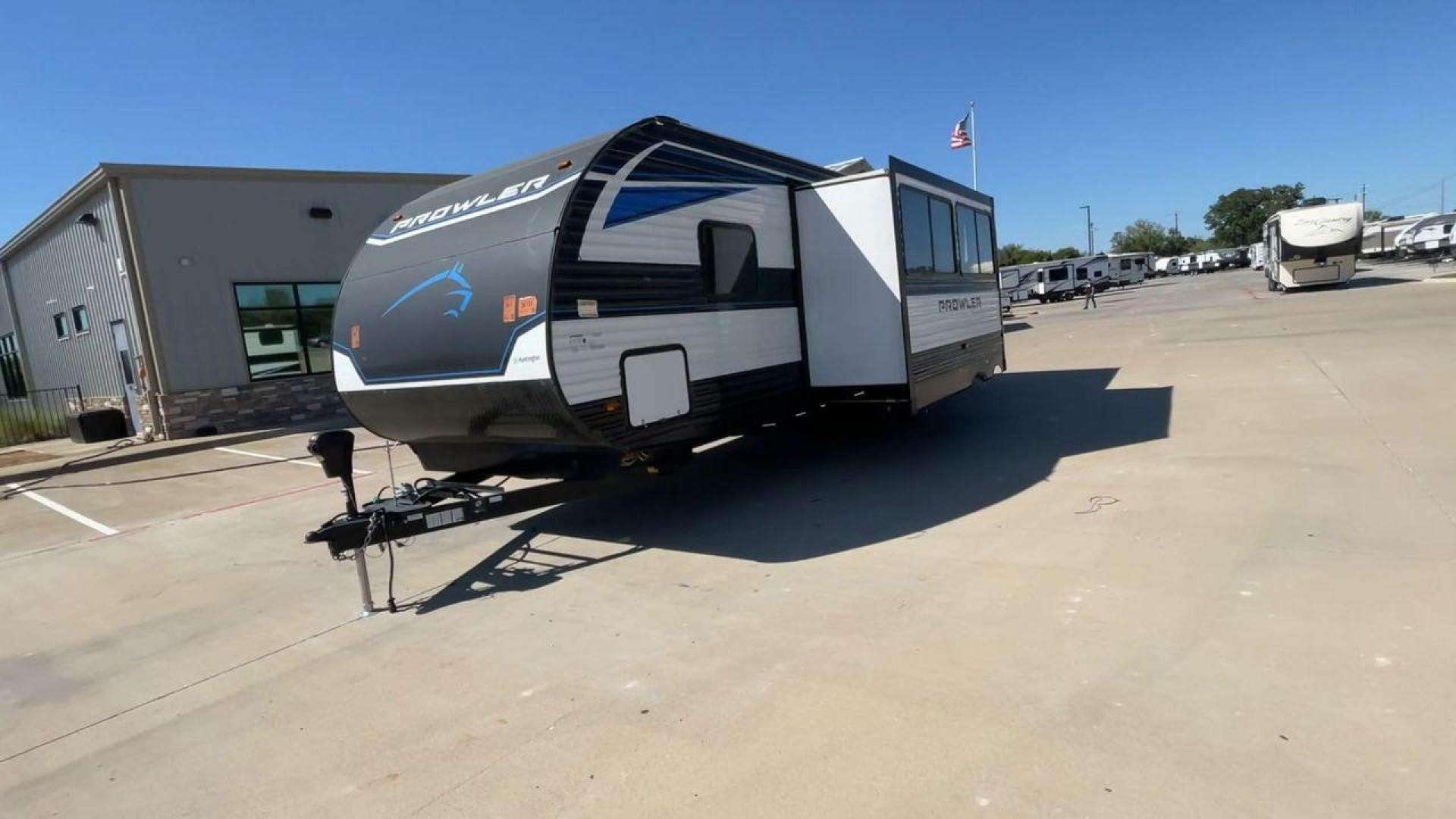 2022 HEARTLAND PROWLER 271BR (5SFPB3228NE) , Length: 31.8 ft. | Dry Weight: 6,570 lbs. | Gross Weight: 7,880 lbs. | Slides: 1 transmission, located at 4319 N Main St, Cleburne, TX, 76033, (817) 678-5133, 32.385960, -97.391212 - Photo#5