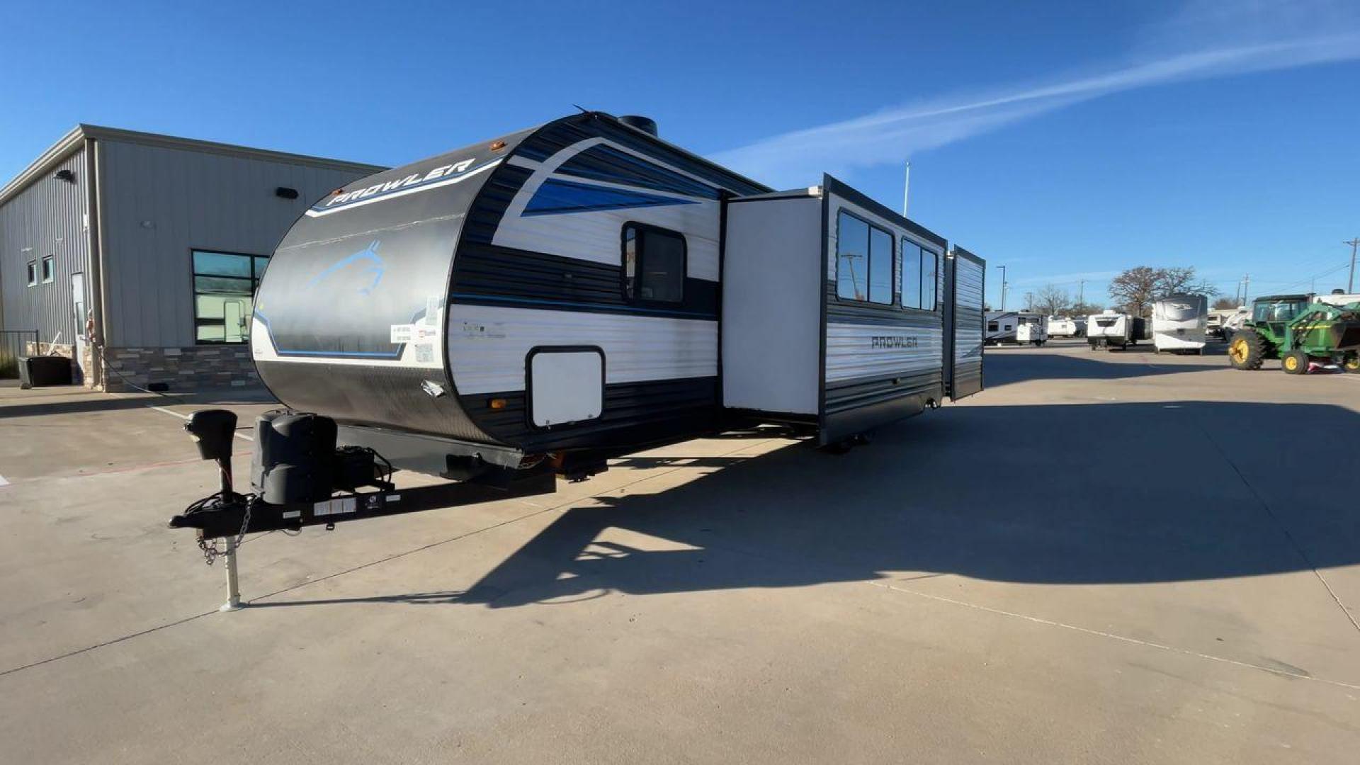 2022 HEARTLAND PROWLER 320BH (5SFPB3722NE) , Length: 36.7 ft. | Dry Weight: 7,980 lbs. | Gross Weight: 9,600 lbs. | Slides: 2 transmission, located at 4319 N Main St, Cleburne, TX, 76033, (817) 678-5133, 32.385960, -97.391212 - The 2022 Heartland Prowler 320BH is a spacious and family-oriented travel trailer, thoughtfully designed to provide comfort and convenience for your adventures. Measuring 36.7 ft. in length, 8.04 ft. in width, and 11.33 ft. in height, it offers plenty of room to accommodate large groups. With a dry - Photo#5