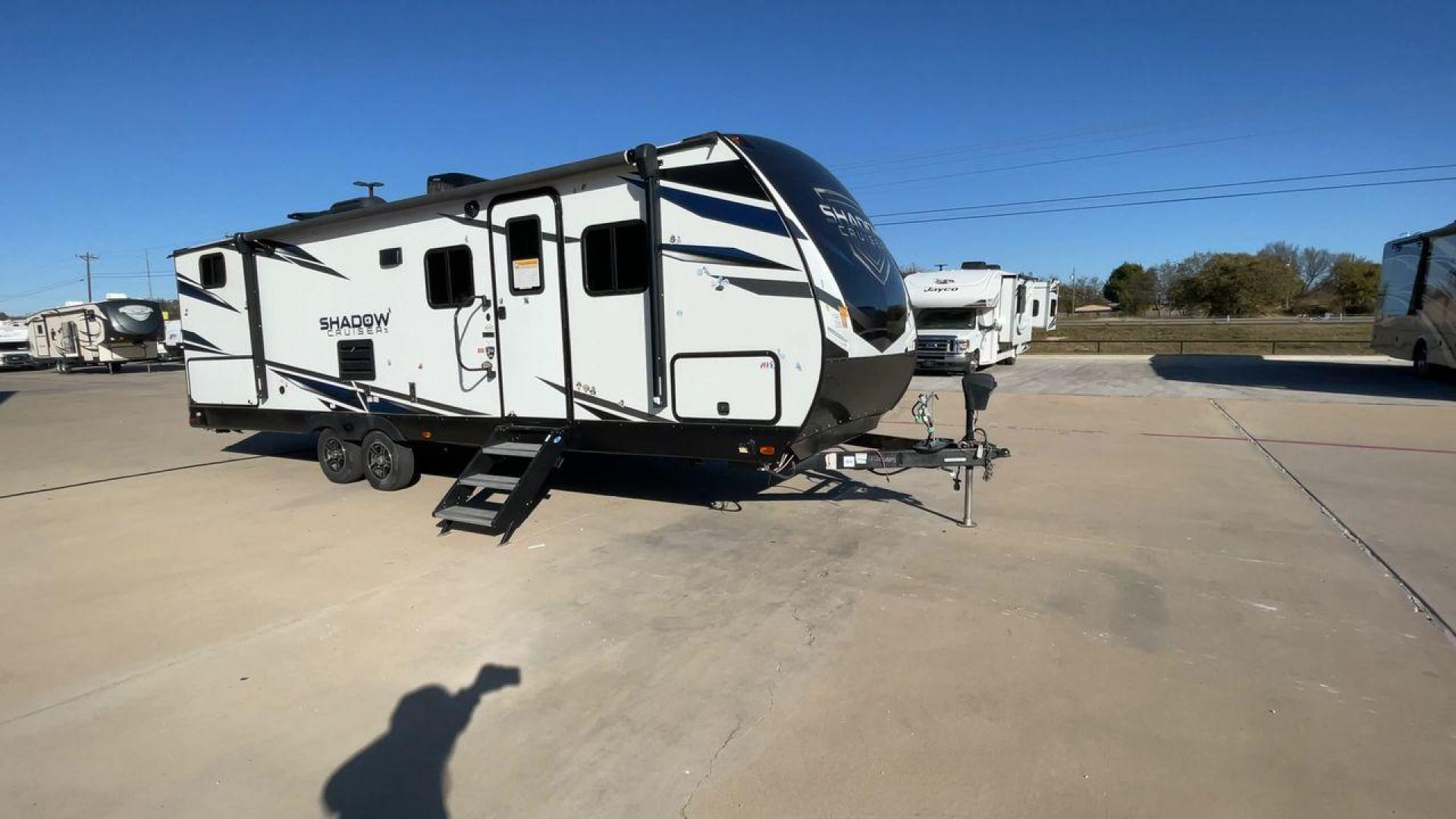 2022 HEARTLAND SHADOW CRUISER 280QB (5RXDB3228NN) , Length: 31.92 ft. | Dry Weight: 6,288 lbs. | Gross Weight: 7,816 lbs. | Slides: 1 transmission, located at 4319 N Main St, Cleburne, TX, 76033, (817) 678-5133, 32.385960, -97.391212 - The 2022 Heartland Shadow Cruiser 280QB is a travel trailer designed with families in mind, offering a functional layout, modern amenities, and ample sleeping accommodations. Its lightweight design makes it easier to tow while still providing the space and features needed for memorable adventures. T - Photo#3