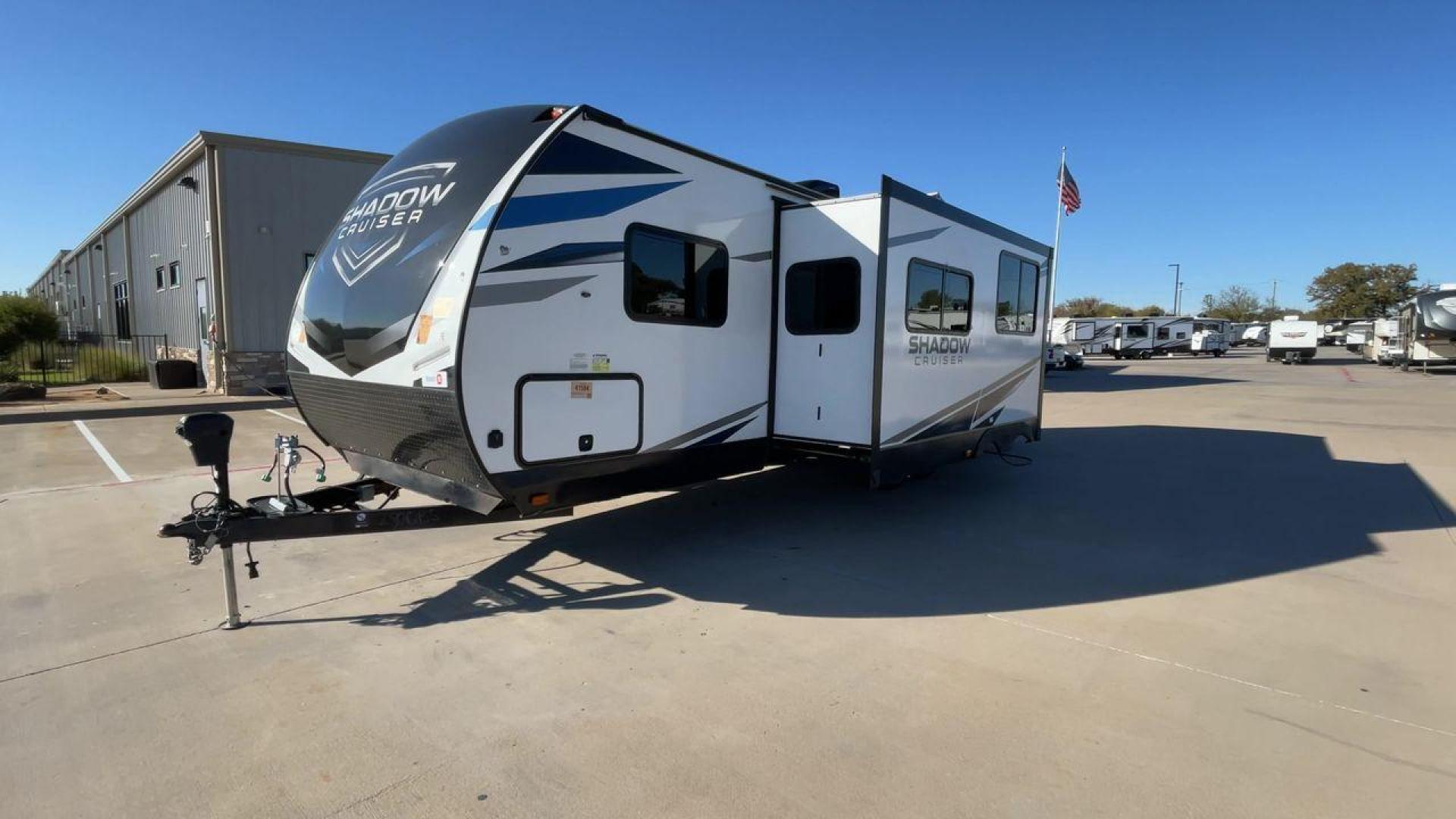 2022 HEARTLAND SHADOW CRUISER 280QB (5RXDB3228NN) , Length: 31.92 ft. | Dry Weight: 6,288 lbs. | Gross Weight: 7,816 lbs. | Slides: 1 transmission, located at 4319 N Main St, Cleburne, TX, 76033, (817) 678-5133, 32.385960, -97.391212 - The 2022 Heartland Shadow Cruiser 280QB is a travel trailer designed with families in mind, offering a functional layout, modern amenities, and ample sleeping accommodations. Its lightweight design makes it easier to tow while still providing the space and features needed for memorable adventures. T - Photo#5