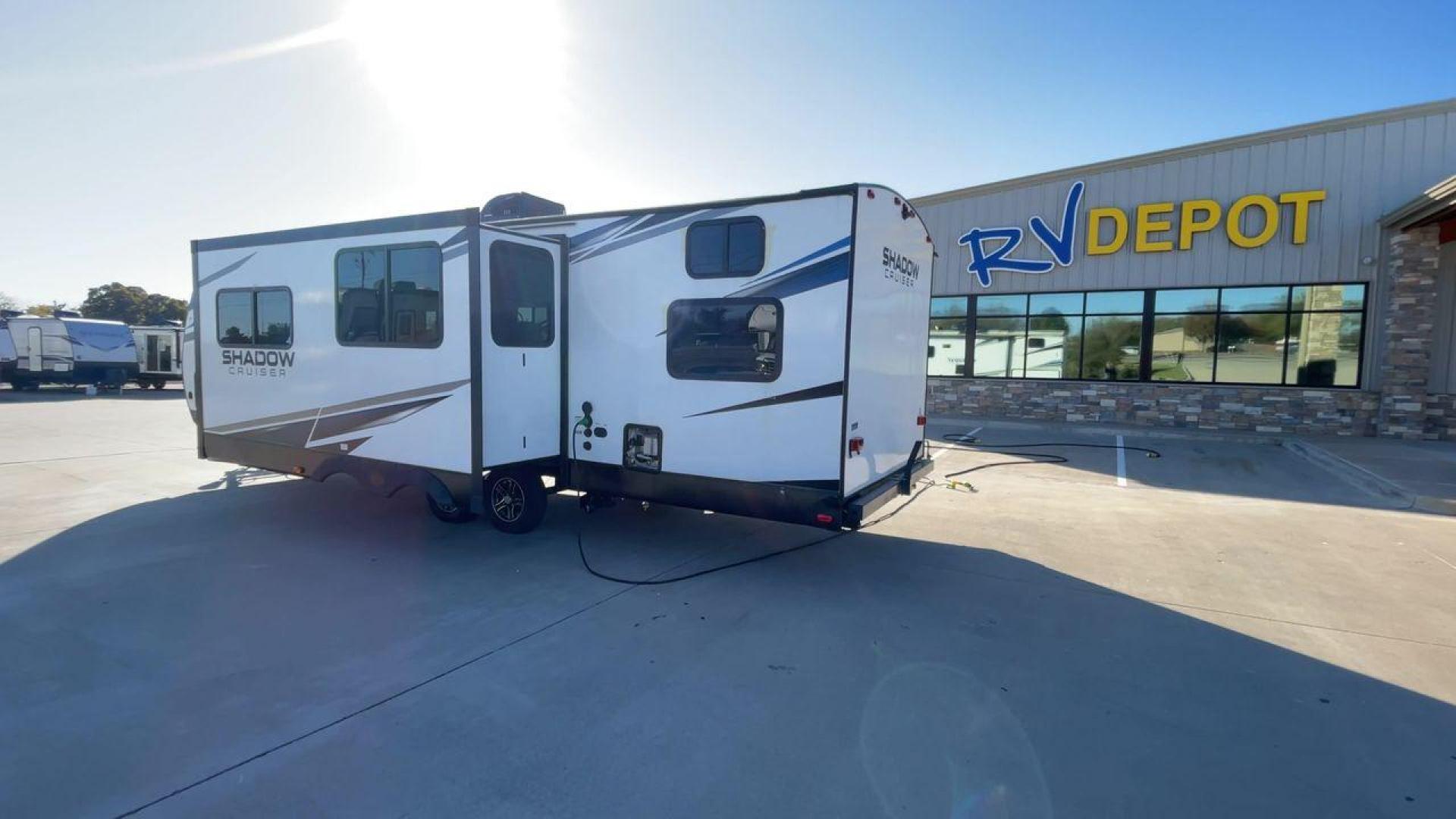 2022 HEARTLAND SHADOW CRUISER 280QB (5RXDB3228NN) , Length: 31.92 ft. | Dry Weight: 6,288 lbs. | Gross Weight: 7,816 lbs. | Slides: 1 transmission, located at 4319 N Main St, Cleburne, TX, 76033, (817) 678-5133, 32.385960, -97.391212 - The 2022 Heartland Shadow Cruiser 280QB is a travel trailer designed with families in mind, offering a functional layout, modern amenities, and ample sleeping accommodations. Its lightweight design makes it easier to tow while still providing the space and features needed for memorable adventures. T - Photo#7