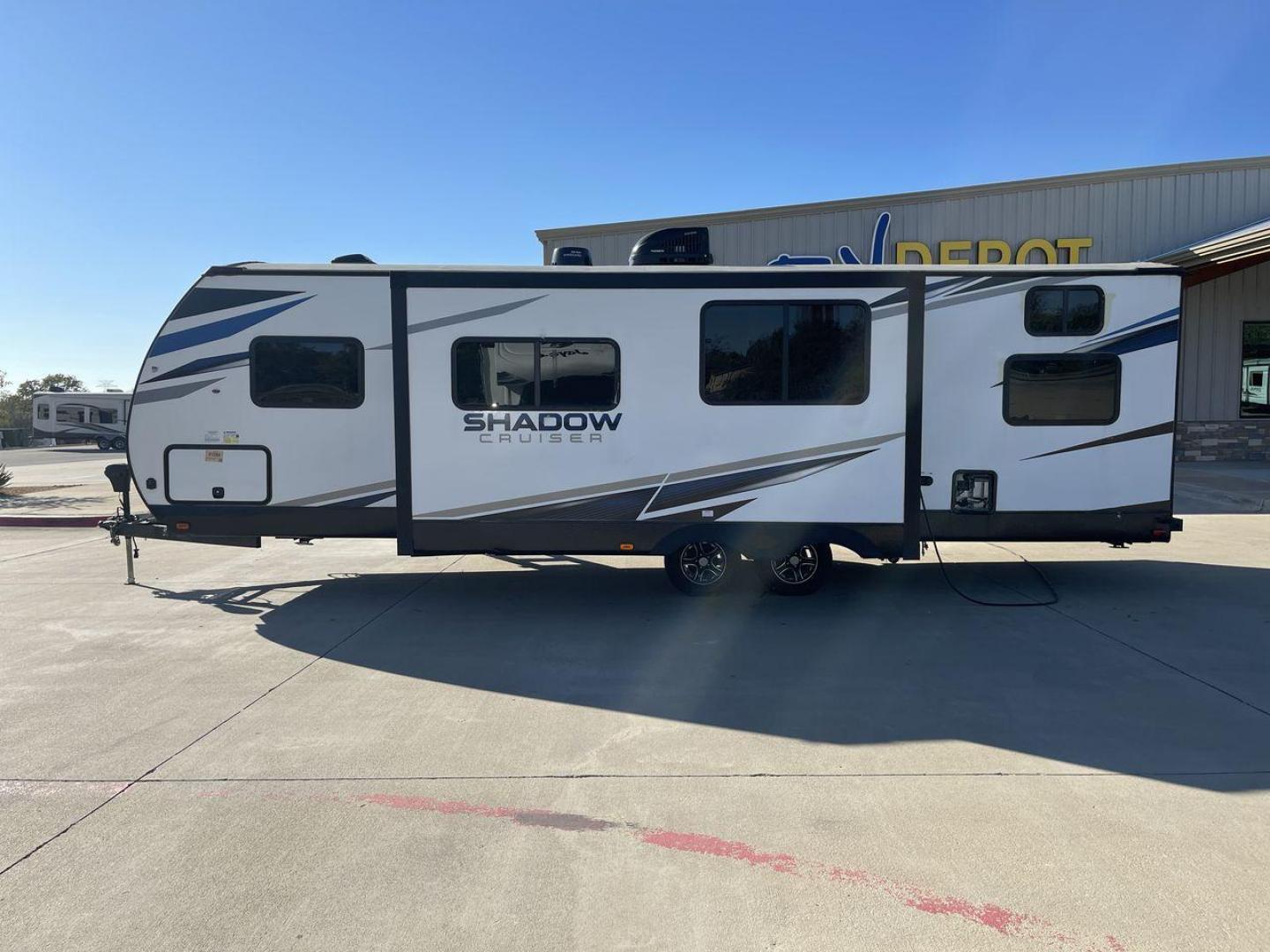 2022 HEARTLAND SHADOW CRUISER 280QB (5RXDB3228NN) , Length: 31.92 ft. | Dry Weight: 6,288 lbs. | Gross Weight: 7,816 lbs. | Slides: 1 transmission, located at 4319 N Main St, Cleburne, TX, 76033, (817) 678-5133, 32.385960, -97.391212 - The 2022 Heartland Shadow Cruiser 280QB is a travel trailer designed with families in mind, offering a functional layout, modern amenities, and ample sleeping accommodations. Its lightweight design makes it easier to tow while still providing the space and features needed for memorable adventures. T - Photo#24