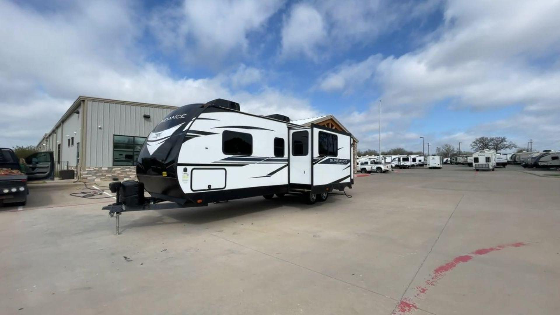 2022 HEARTLAND SUNDANCE 265BH (5SFSB3129NE) , located at 4319 N Main St, Cleburne, TX, 76033, (817) 678-5133, 32.385960, -97.391212 - Photo#5