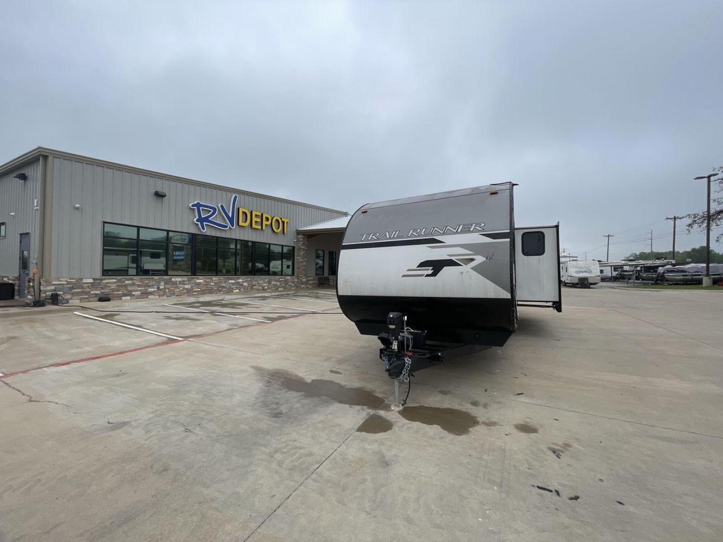 2022 HEARTLAND TRAIL RUNNER 31DB (5SFEB3724NE) , Length: 36.92 ft. | Dry Weight: 7,040 lbs. | Gross Weight: 9,642 lbs. | Slides: 1 transmission, located at 4319 N Main St, Cleburne, TX, 76033, (817) 678-5133, 32.385960, -97.391212 - Photo#0