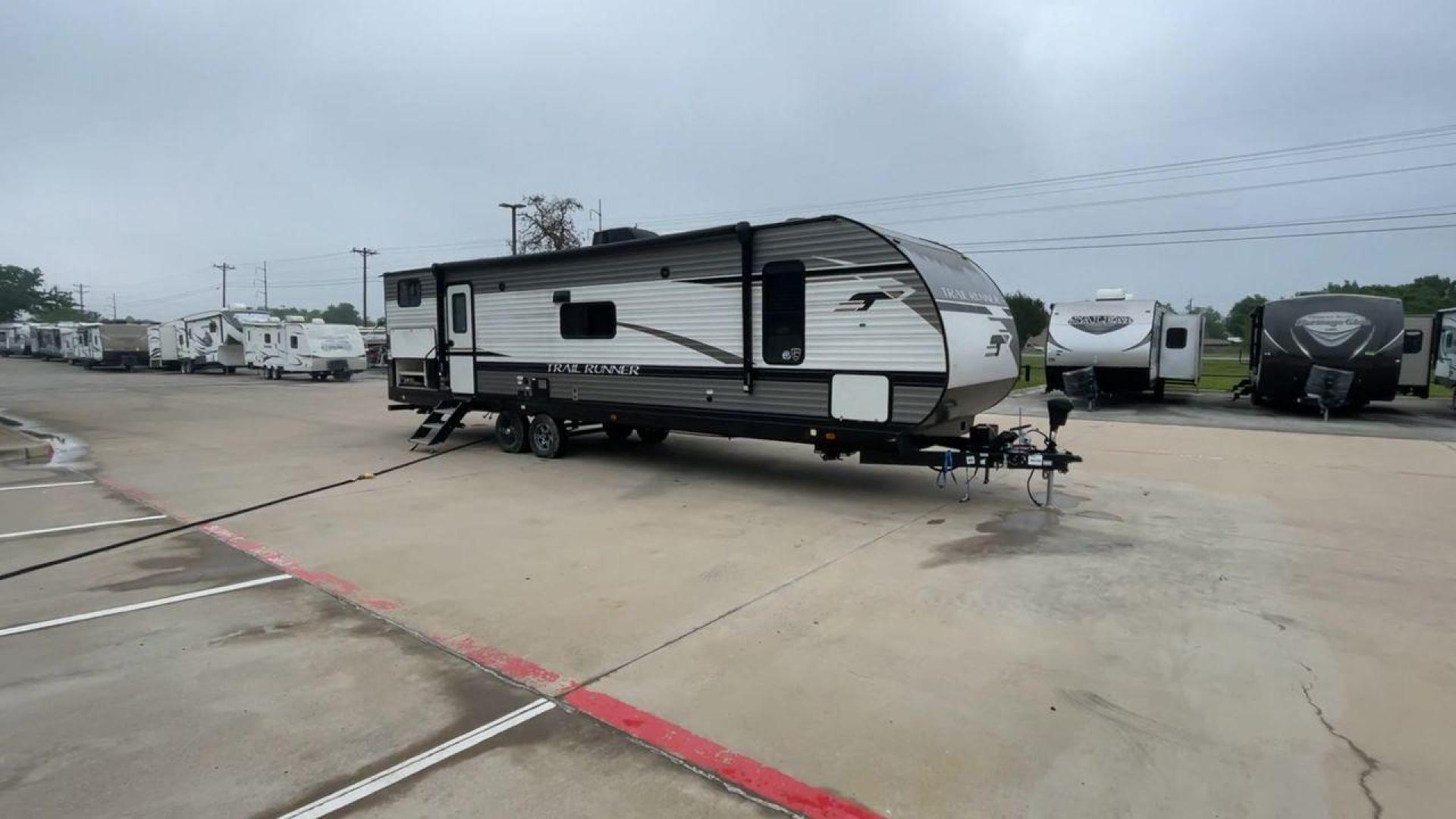 2022 HEARTLAND TRAIL RUNNER 31DB (5SFEB3724NE) , Length: 36.92 ft. | Dry Weight: 7,040 lbs. | Gross Weight: 9,642 lbs. | Slides: 1 transmission, located at 4319 N Main St, Cleburne, TX, 76033, (817) 678-5133, 32.385960, -97.391212 - Photo#3