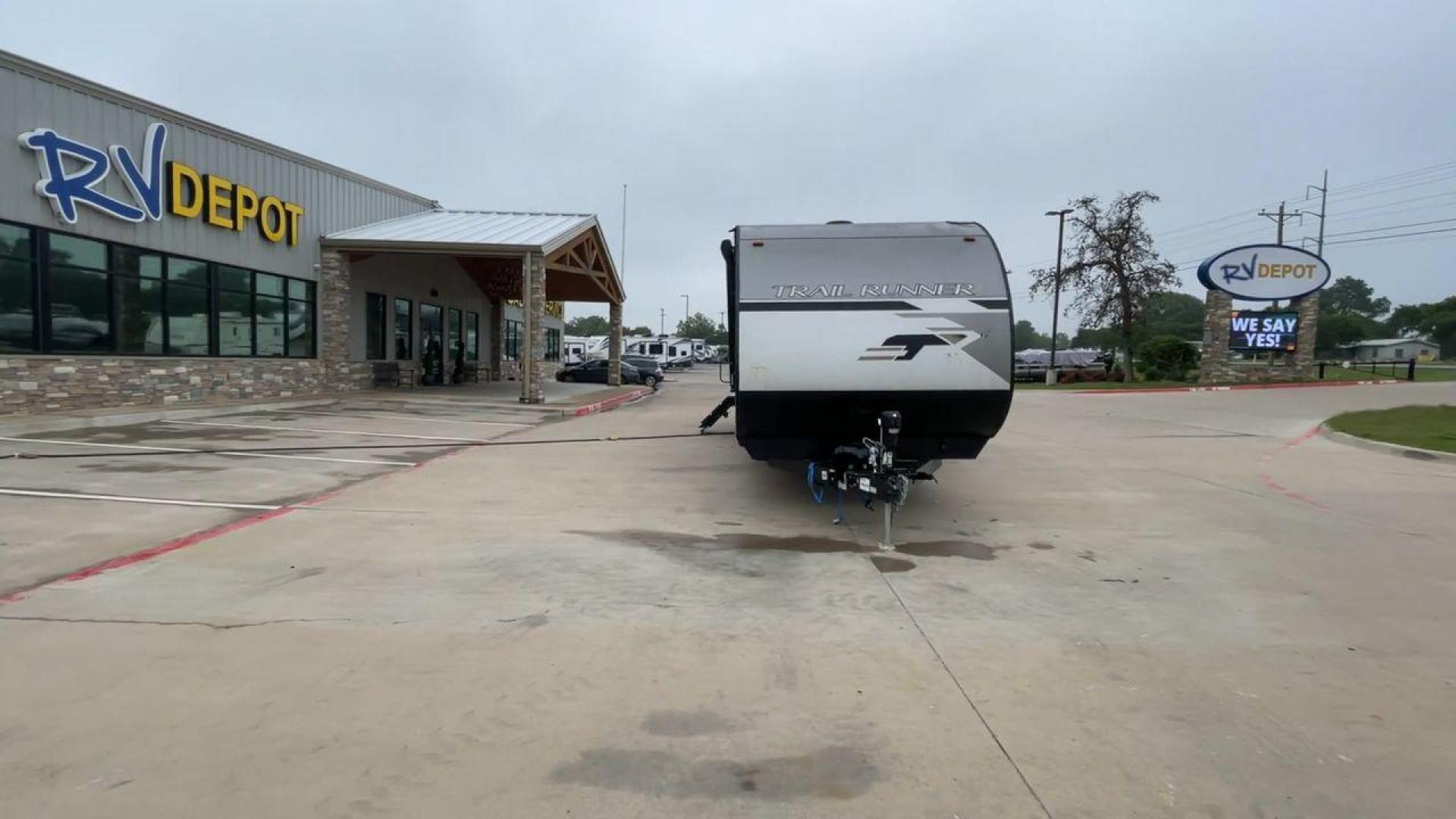 2022 HEARTLAND TRAIL RUNNER 31DB (5SFEB3724NE) , Length: 36.92 ft. | Dry Weight: 7,040 lbs. | Gross Weight: 9,642 lbs. | Slides: 1 transmission, located at 4319 N Main St, Cleburne, TX, 76033, (817) 678-5133, 32.385960, -97.391212 - Photo#4