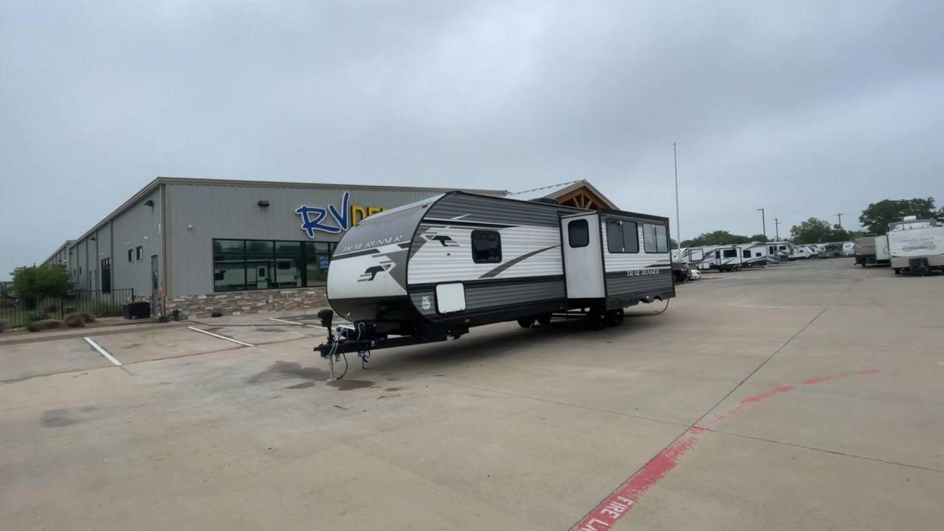 2022 HEARTLAND TRAIL RUNNER 31DB (5SFEB3724NE) , Length: 36.92 ft. | Dry Weight: 7,040 lbs. | Gross Weight: 9,642 lbs. | Slides: 1 transmission, located at 4319 N Main St, Cleburne, TX, 76033, (817) 678-5133, 32.385960, -97.391212 - Photo#5