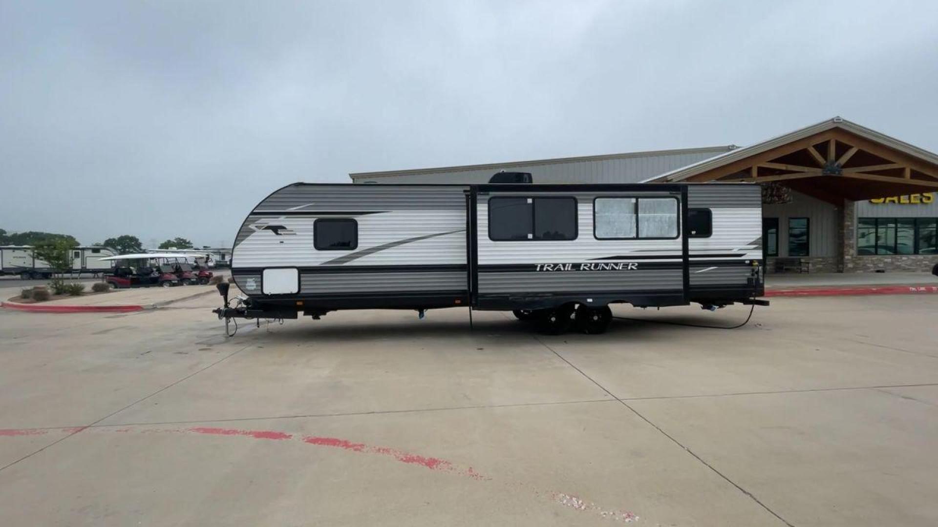 2022 HEARTLAND TRAIL RUNNER 31DB (5SFEB3724NE) , Length: 36.92 ft. | Dry Weight: 7,040 lbs. | Gross Weight: 9,642 lbs. | Slides: 1 transmission, located at 4319 N Main St, Cleburne, TX, 76033, (817) 678-5133, 32.385960, -97.391212 - Photo#6