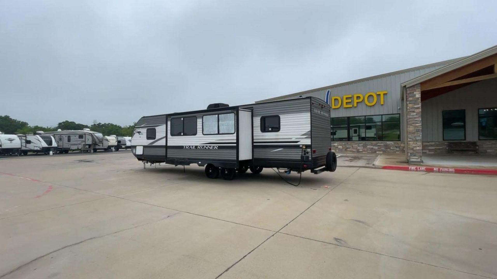 2022 HEARTLAND TRAIL RUNNER 31DB (5SFEB3724NE) , Length: 36.92 ft. | Dry Weight: 7,040 lbs. | Gross Weight: 9,642 lbs. | Slides: 1 transmission, located at 4319 N Main St, Cleburne, TX, 76033, (817) 678-5133, 32.385960, -97.391212 - Photo#7