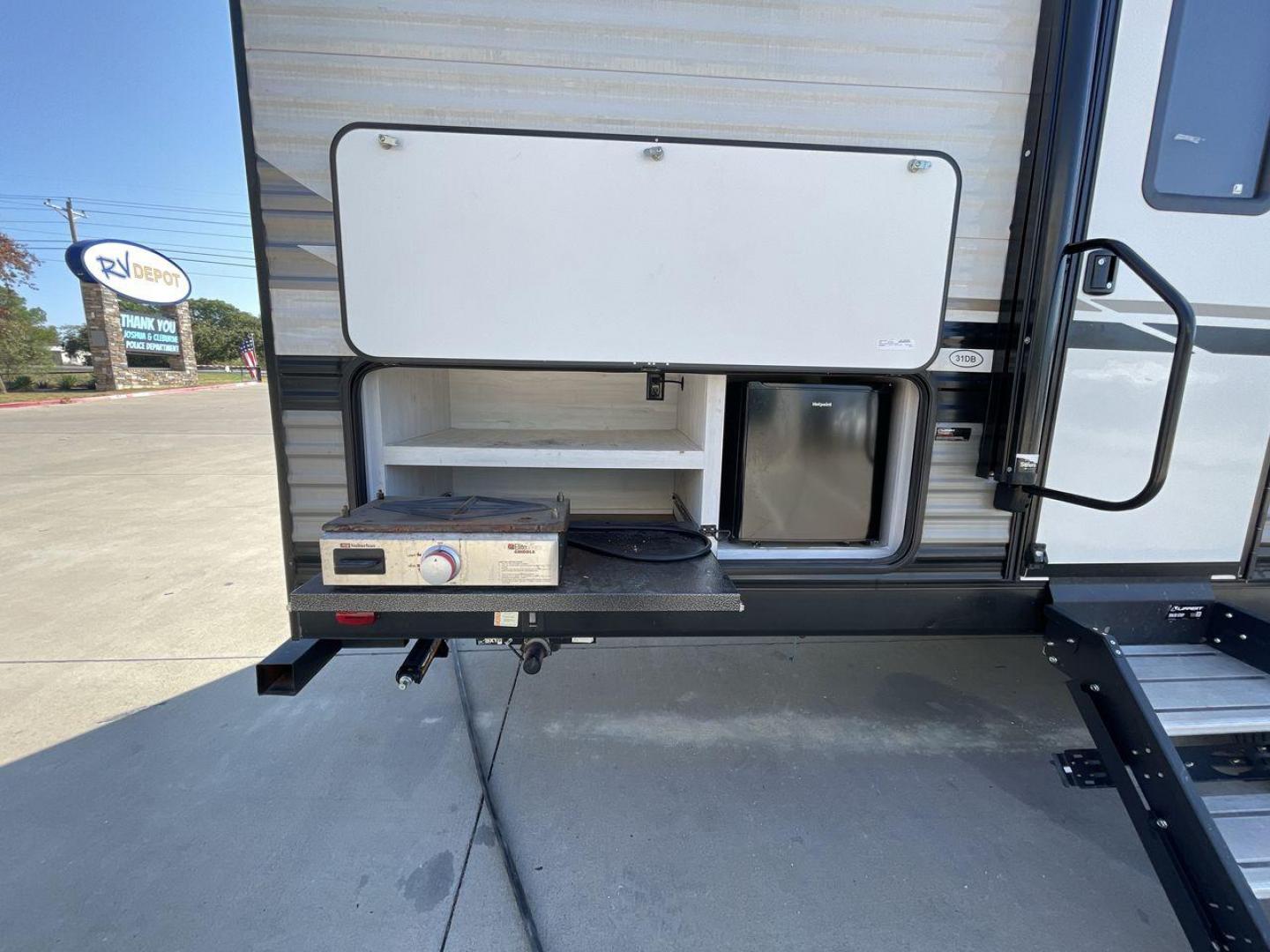 2022 HEARTLAND TRAIL RUNNER 31DB (5SFEB3728NE) , Length: 36.92 ft. | Dry Weight: 7,040 lbs. | Gross Weight: 9,642 lbs. | Slides: 1 transmission, located at 4319 N Main St, Cleburne, TX, 76033, (817) 678-5133, 32.385960, -97.391212 - The 2022 Heartland Trail Runner 31DB is a flexible, family-friendly travel trailer that will make your camping trip more enjoyable. With a length of 36.92 feet and a dry weight of 7,040 pounds, this trailer gives you plenty of room and comfort for your trips. The gross weight of 9,642 pounds means t - Photo#22