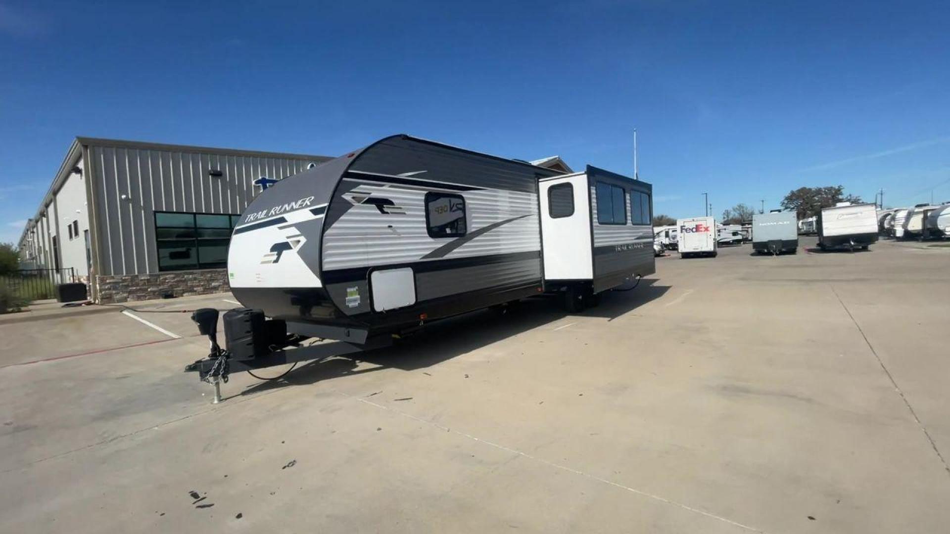 2022 HEARTLAND TRAIL RUNNER 31DB (5SFEB3721NE) , Length: 36.92 ft. | Dry Weight: 7,040 lbs. | Gross Weight: 9,642 lbs. | Slides: 1 transmission, located at 4319 N Main St, Cleburne, TX, 76033, (817) 678-5133, 32.385960, -97.391212 - Looking for the perfect travel trailer to explore the local driving highlights around Cleburne, TX? Look no further than this 2022 Heartland Trail Runner 31DB available at RV Depot in Cleburne, TX. With its spacious interior, comfortable amenities, and durable construction, this travel trailer is re - Photo#5