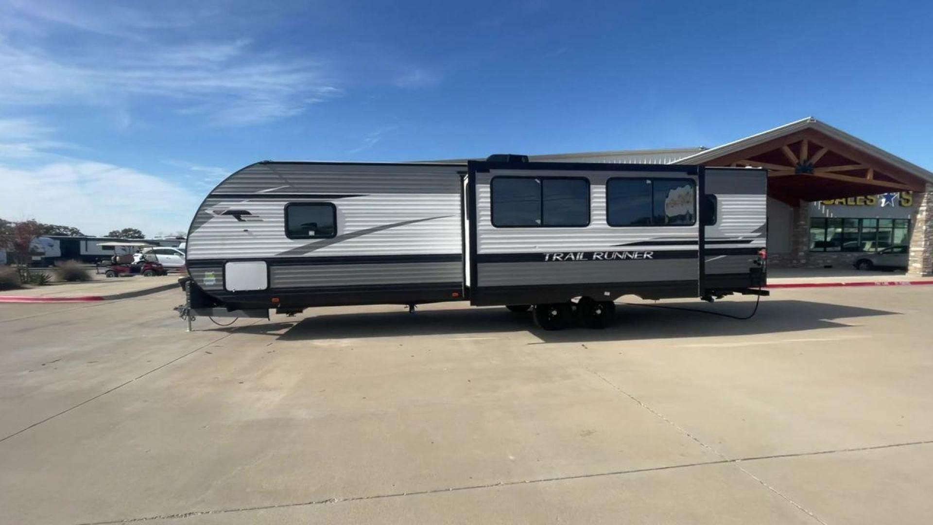 2022 HEARTLAND TRAIL RUNNER 31DB (5SFEB3721NE) , Length: 36.92 ft. | Dry Weight: 7,040 lbs. | Gross Weight: 9,642 lbs. | Slides: 1 transmission, located at 4319 N Main St, Cleburne, TX, 76033, (817) 678-5133, 32.385960, -97.391212 - Looking for the perfect travel trailer to explore the local driving highlights around Cleburne, TX? Look no further than this 2022 Heartland Trail Runner 31DB available at RV Depot in Cleburne, TX. With its spacious interior, comfortable amenities, and durable construction, this travel trailer is re - Photo#6