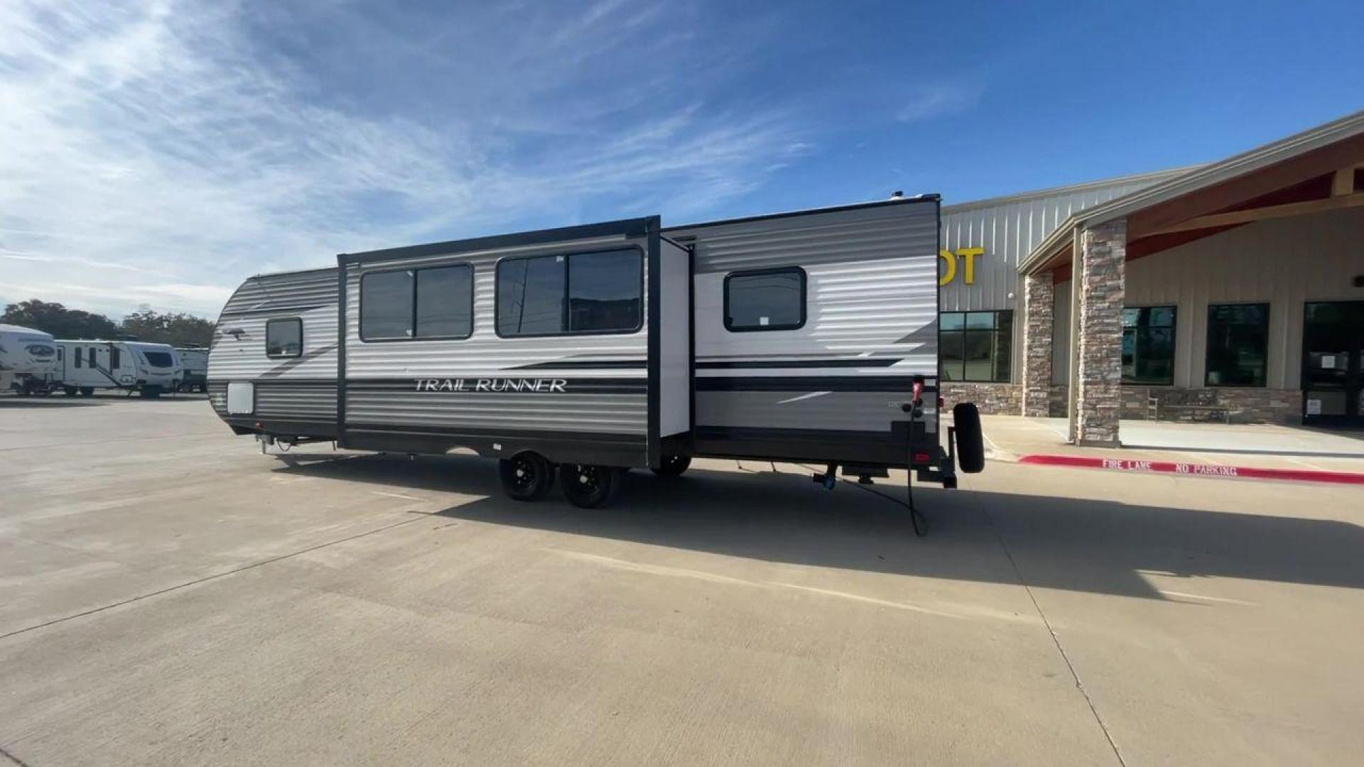 2022 HEARTLAND TRAIL RUNNER 31DB (5SFEB3721NE) , Length: 36.92 ft. | Dry Weight: 7,040 lbs. | Gross Weight: 9,642 lbs. | Slides: 1 transmission, located at 4319 N Main St, Cleburne, TX, 76033, (817) 678-5133, 32.385960, -97.391212 - Looking for the perfect travel trailer to explore the local driving highlights around Cleburne, TX? Look no further than this 2022 Heartland Trail Runner 31DB available at RV Depot in Cleburne, TX. With its spacious interior, comfortable amenities, and durable construction, this travel trailer is re - Photo#7