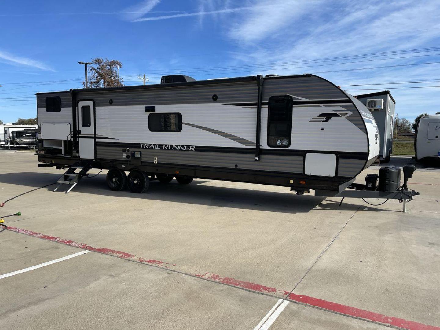 2022 HEARTLAND TRAIL RUNNER 31DB (5SFEB3721NE) , Length: 36.92 ft. | Dry Weight: 7,040 lbs. | Gross Weight: 9,642 lbs. | Slides: 1 transmission, located at 4319 N Main St, Cleburne, TX, 76033, (817) 678-5133, 32.385960, -97.391212 - Looking for the perfect travel trailer to explore the local driving highlights around Cleburne, TX? Look no further than this 2022 Heartland Trail Runner 31DB available at RV Depot in Cleburne, TX. With its spacious interior, comfortable amenities, and durable construction, this travel trailer is re - Photo#23