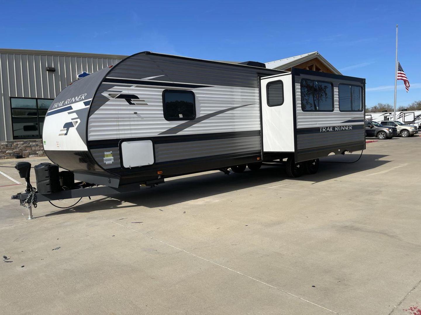 2022 HEARTLAND TRAIL RUNNER 31DB (5SFEB3721NE) , Length: 36.92 ft. | Dry Weight: 7,040 lbs. | Gross Weight: 9,642 lbs. | Slides: 1 transmission, located at 4319 N Main St, Cleburne, TX, 76033, (817) 678-5133, 32.385960, -97.391212 - Looking for the perfect travel trailer to explore the local driving highlights around Cleburne, TX? Look no further than this 2022 Heartland Trail Runner 31DB available at RV Depot in Cleburne, TX. With its spacious interior, comfortable amenities, and durable construction, this travel trailer is re - Photo#24