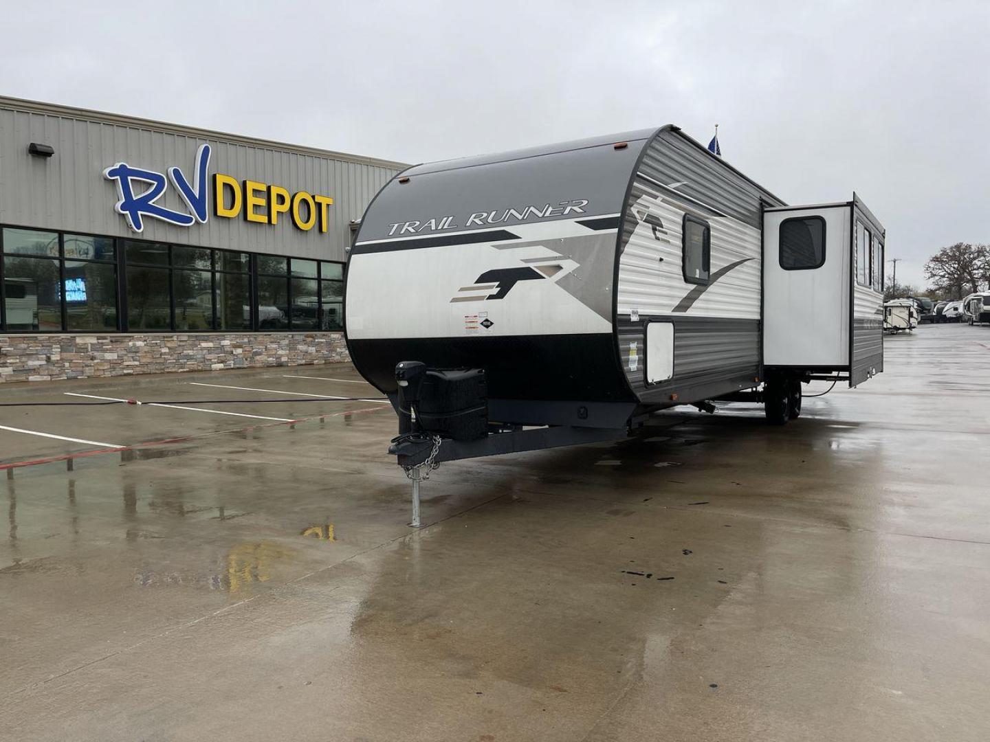 2022 HEARTLAND TRAIL RUNNER 31DB (5SFEB372XNE) , Length: 36.92 ft. | Dry Weight: 7,040 lbs. | Gross Weight: 9,642 lbs. | Slides: 1 transmission, located at 4319 N Main St, Cleburne, TX, 76033, (817) 678-5133, 32.385960, -97.391212 - Photo#0