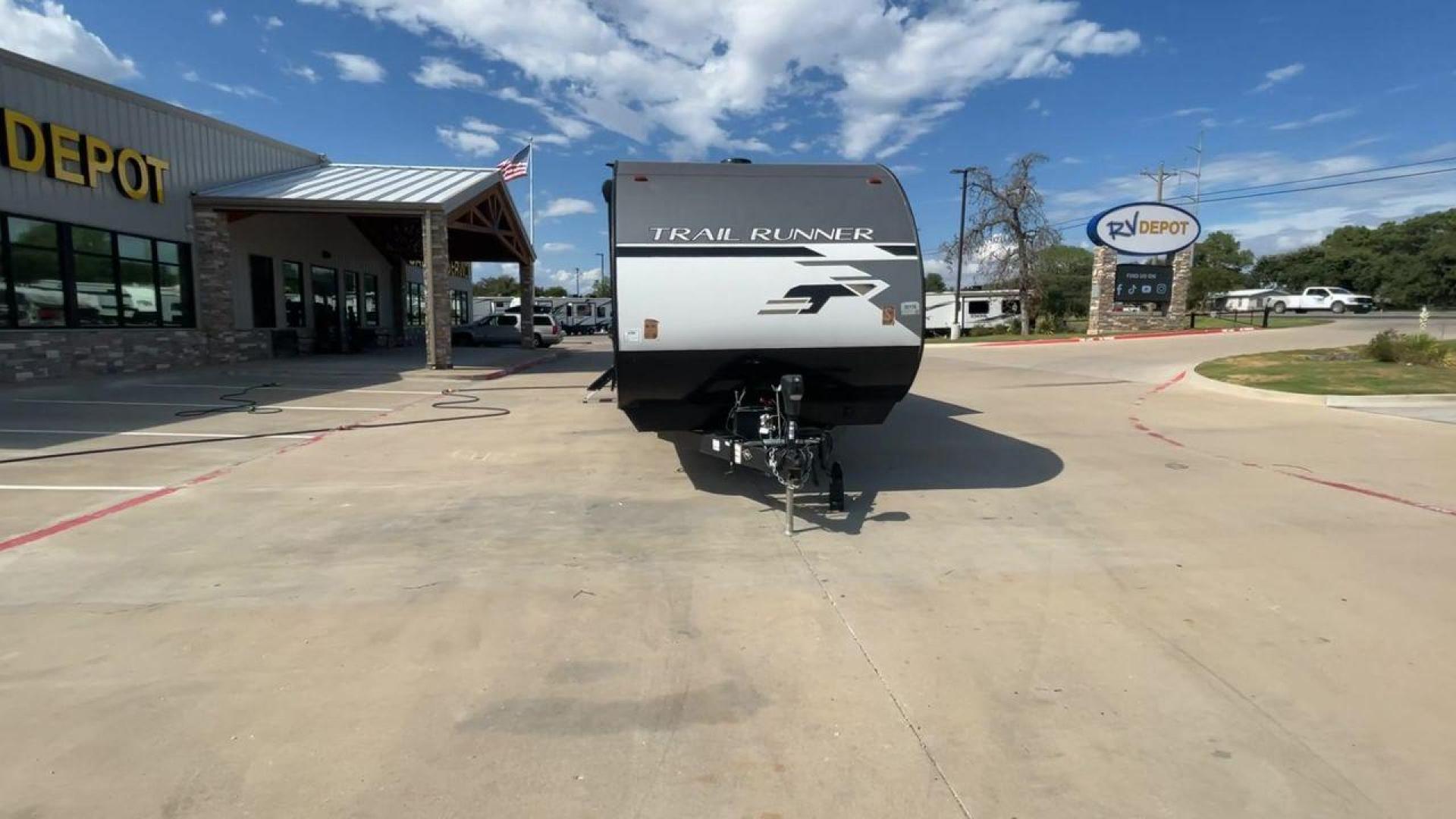 2022 HEARTLAND TRAIL RUNNER 31DB (5SFEB3722NE) , Length: 36.92 ft. | Dry Weight: 7,040 lbs. | Gross Weight: 9,642 lbs. | Slides: 1 transmission, located at 4319 N Main St, Cleburne, TX, 76033, (817) 678-5133, 32.385960, -97.391212 - Photo#4