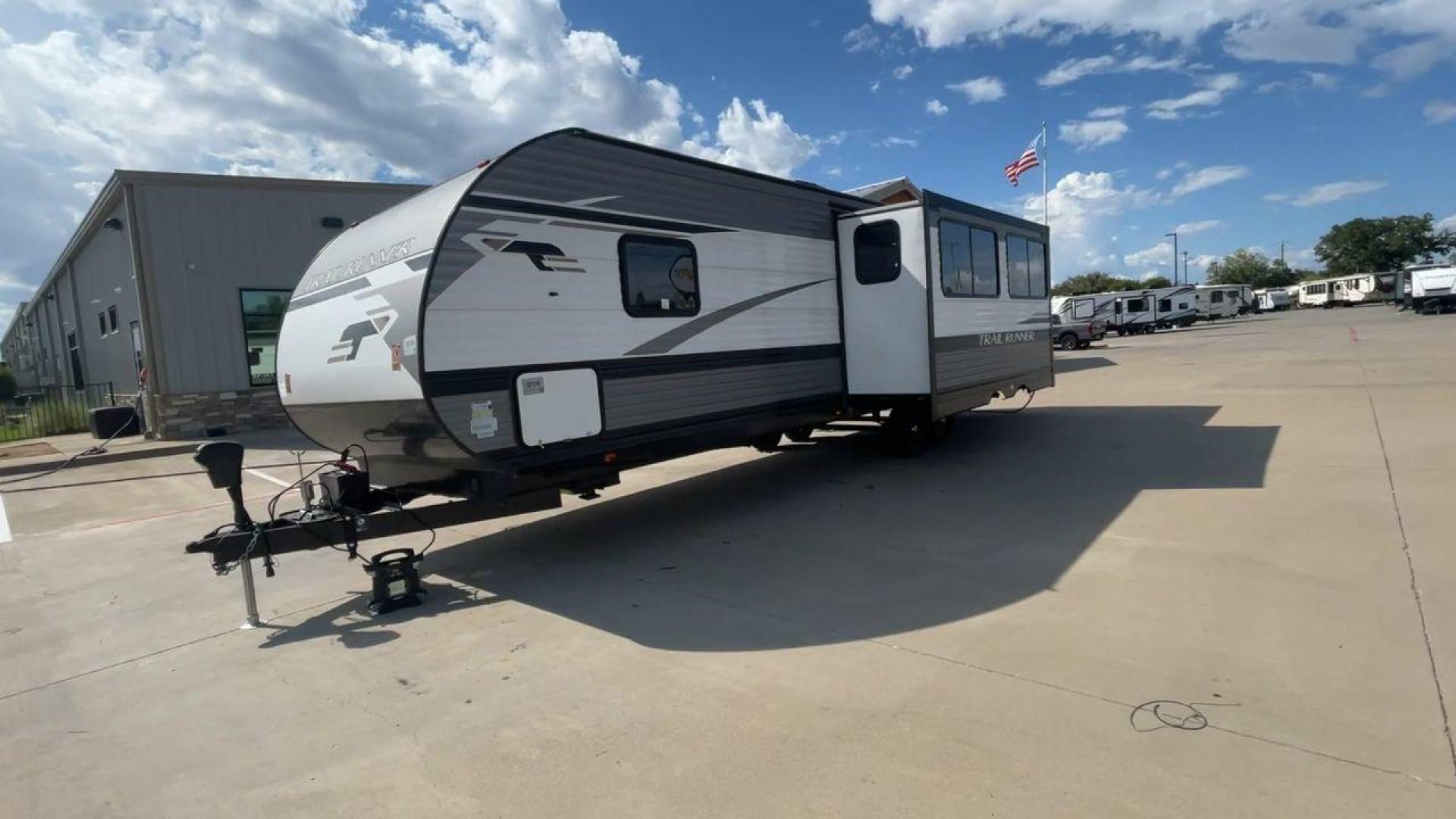 2022 HEARTLAND TRAIL RUNNER 31DB (5SFEB3722NE) , Length: 36.92 ft. | Dry Weight: 7,040 lbs. | Gross Weight: 9,642 lbs. | Slides: 1 transmission, located at 4319 N Main St, Cleburne, TX, 76033, (817) 678-5133, 32.385960, -97.391212 - Photo#5