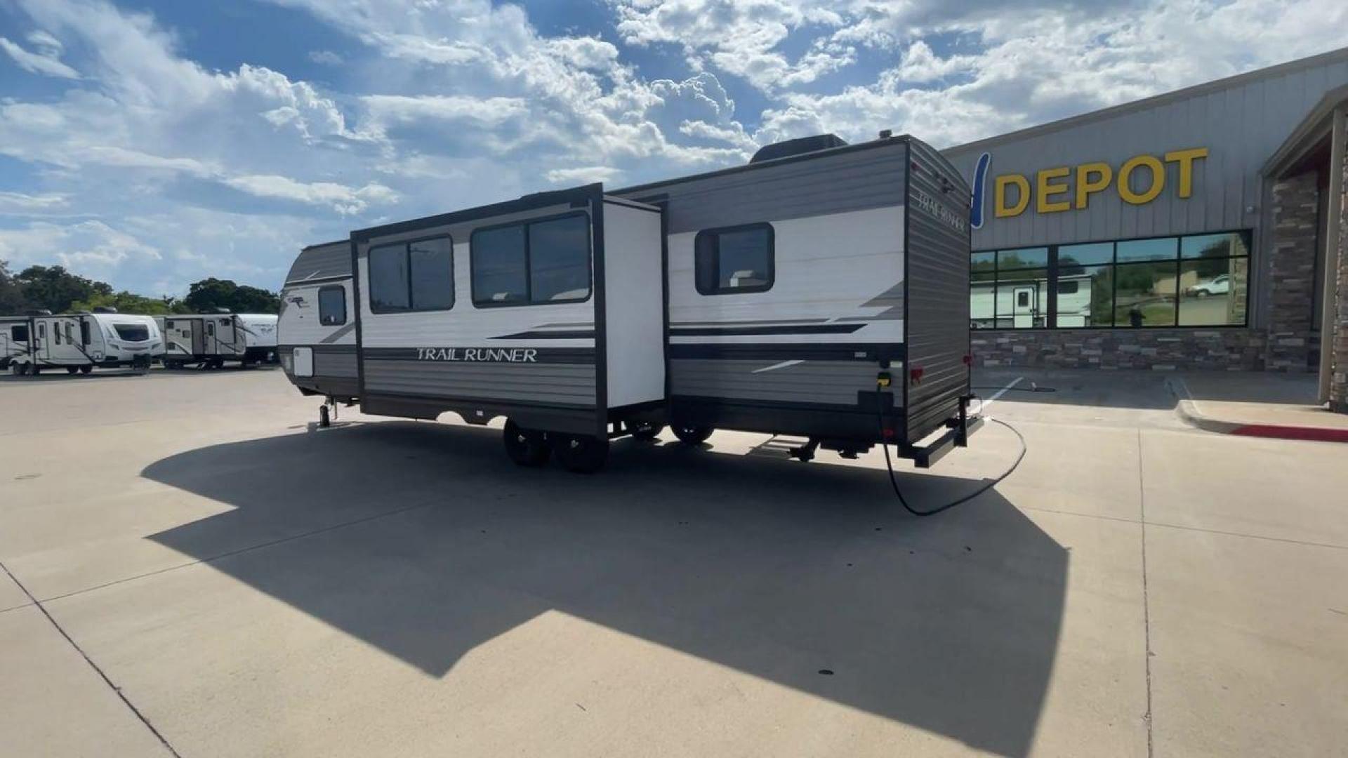 2022 HEARTLAND TRAIL RUNNER 31DB (5SFEB3722NE) , Length: 36.92 ft. | Dry Weight: 7,040 lbs. | Gross Weight: 9,642 lbs. | Slides: 1 transmission, located at 4319 N Main St, Cleburne, TX, 76033, (817) 678-5133, 32.385960, -97.391212 - Photo#7