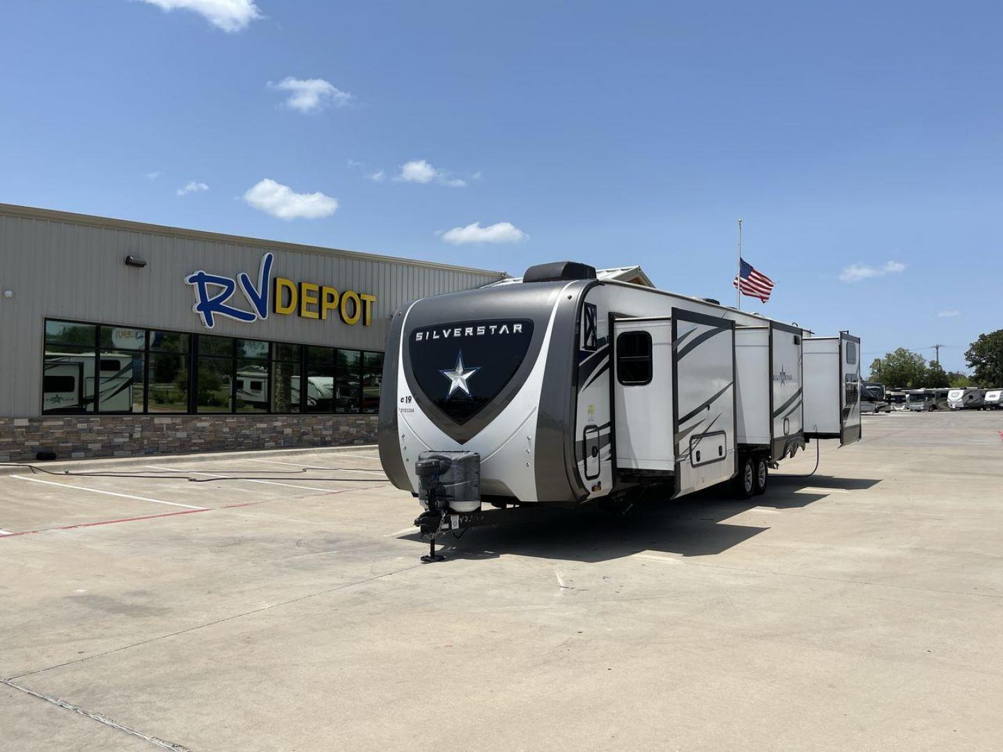 2022 HIGHLAND RIDGE SILVERSTAR 338BHS (58TBH0BU1N3) , Length: 39.8 ft. | Dry Weight: 10,415 lbs. | Gross Weight: 12,000 lbs. | Slides: 4 transmission, located at 4319 N Main St, Cleburne, TX, 76033, (817) 678-5133, 32.385960, -97.391212 - Photo#0