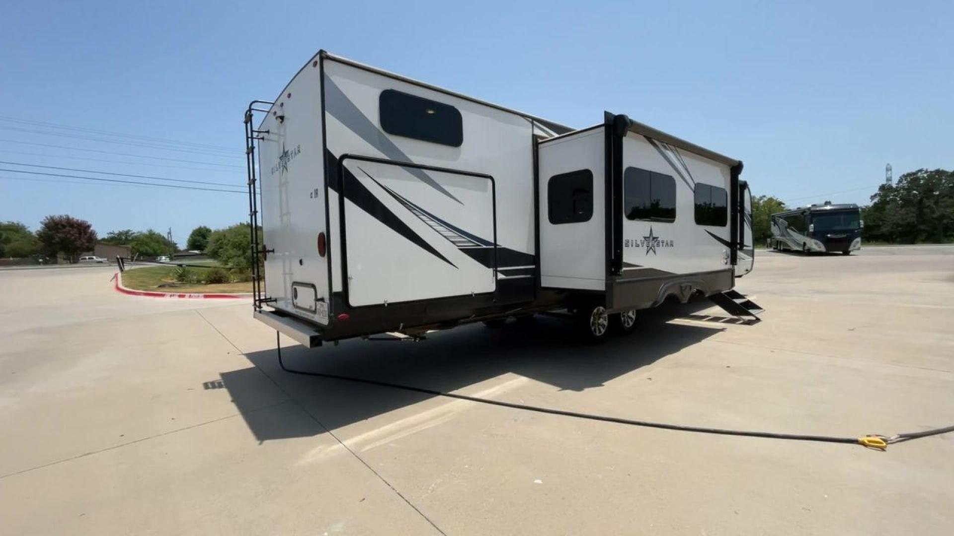 2022 HIGHLAND RIDGE SILVERSTAR 338BHS (58TBH0BU1N3) , Length: 39.8 ft. | Dry Weight: 10,415 lbs. | Gross Weight: 12,000 lbs. | Slides: 4 transmission, located at 4319 N Main St, Cleburne, TX, 76033, (817) 678-5133, 32.385960, -97.391212 - Photo#1