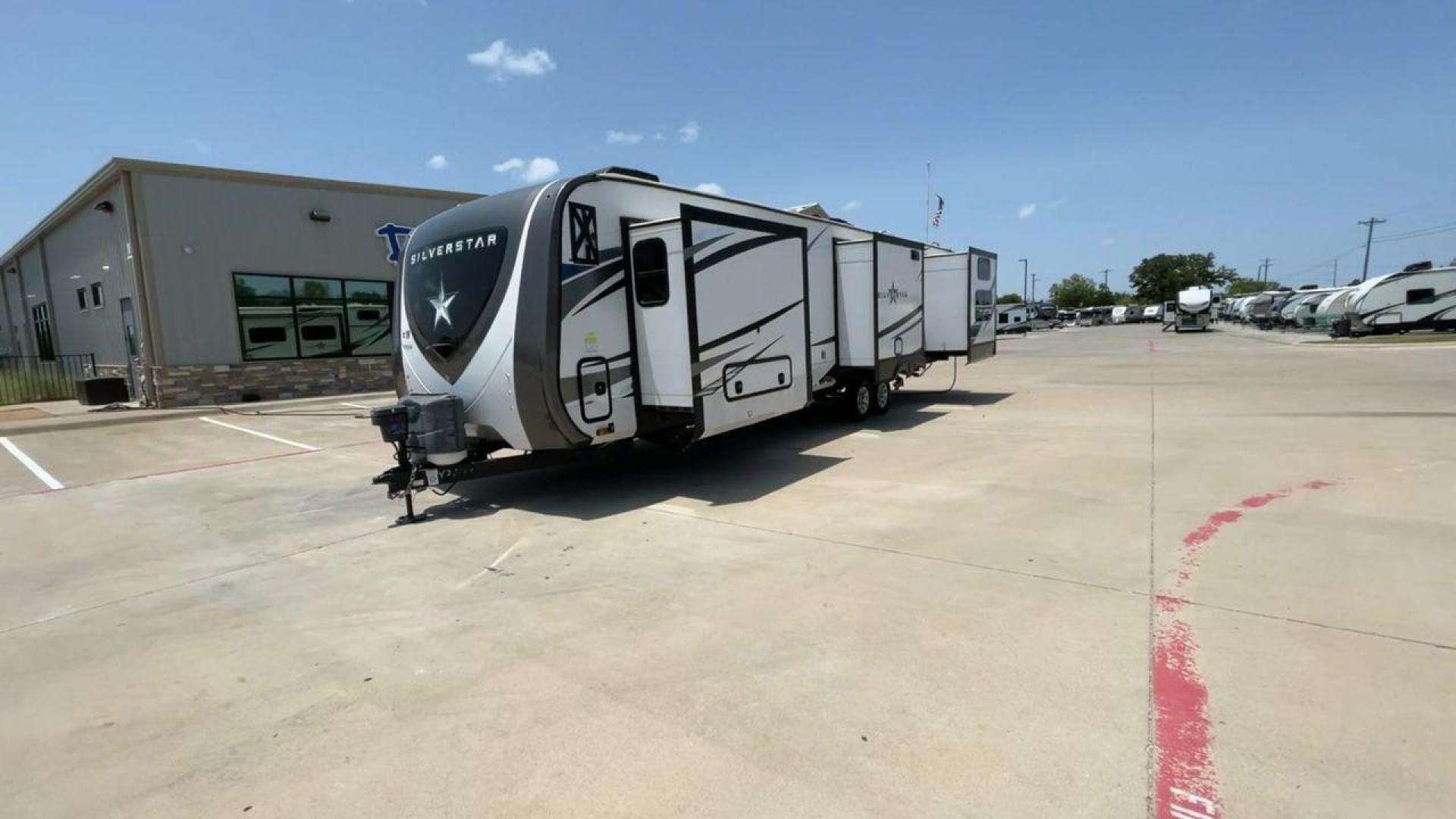 2022 HIGHLAND RIDGE SILVERSTAR 338BHS (58TBH0BU1N3) , Length: 39.8 ft. | Dry Weight: 10,415 lbs. | Gross Weight: 12,000 lbs. | Slides: 4 transmission, located at 4319 N Main St, Cleburne, TX, 76033, (817) 678-5133, 32.385960, -97.391212 - Photo#5