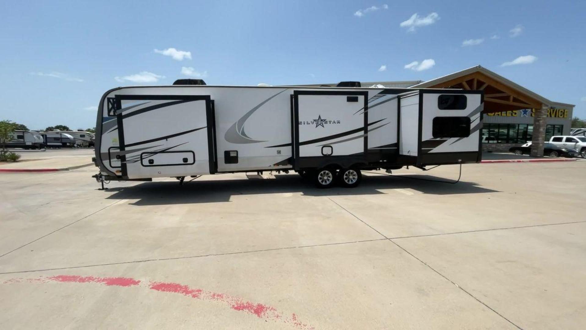 2022 HIGHLAND RIDGE SILVERSTAR 338BHS (58TBH0BU1N3) , Length: 39.8 ft. | Dry Weight: 10,415 lbs. | Gross Weight: 12,000 lbs. | Slides: 4 transmission, located at 4319 N Main St, Cleburne, TX, 76033, (817) 678-5133, 32.385960, -97.391212 - Photo#6