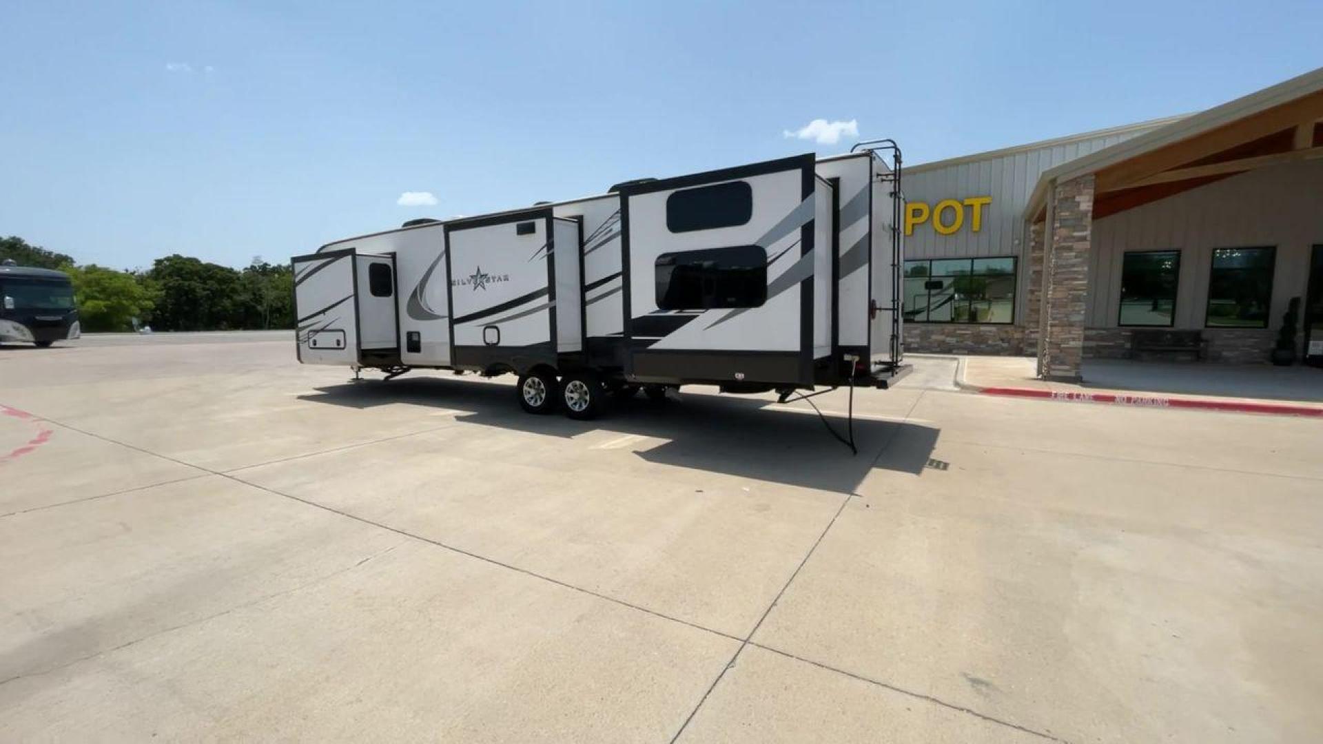 2022 HIGHLAND RIDGE SILVERSTAR 338BHS (58TBH0BU1N3) , Length: 39.8 ft. | Dry Weight: 10,415 lbs. | Gross Weight: 12,000 lbs. | Slides: 4 transmission, located at 4319 N Main St, Cleburne, TX, 76033, (817) 678-5133, 32.385960, -97.391212 - Photo#7