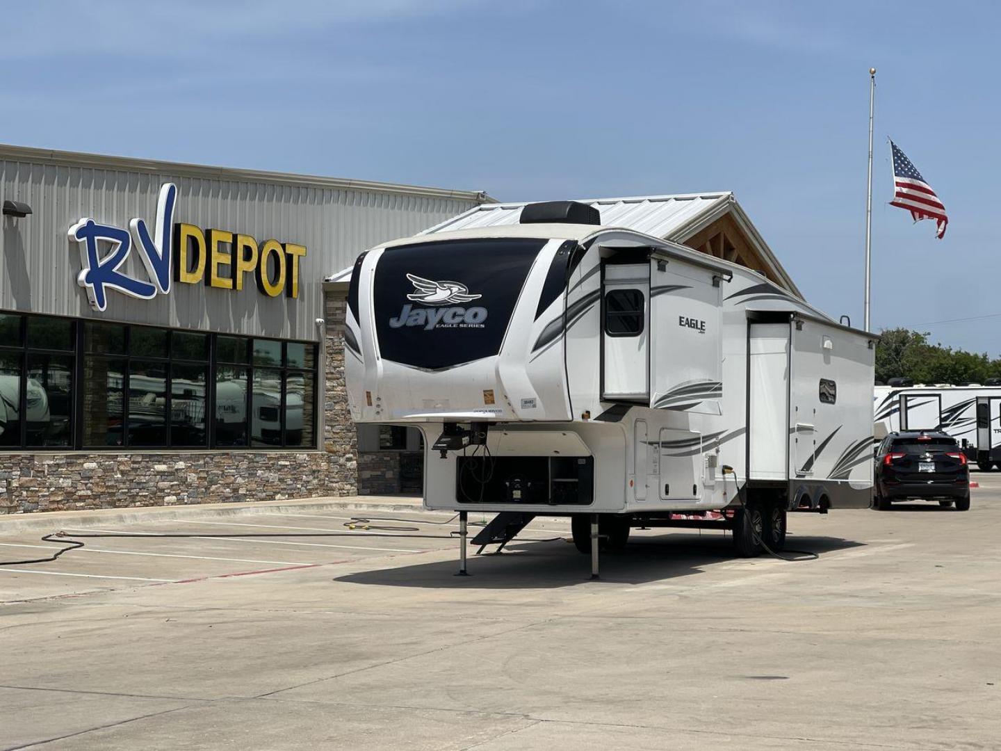 2022 JAYCO EAGLE 321RSTS (1UJCJ0BT7N1) , Length: 36.17 ft. | Dry Weight: 10,580 lbs. | Gross Weight: 12,700 lbs. | Slides: 3 transmission, located at 4319 N Main St, Cleburne, TX, 76033, (817) 678-5133, 32.385960, -97.391212 - Photo#0